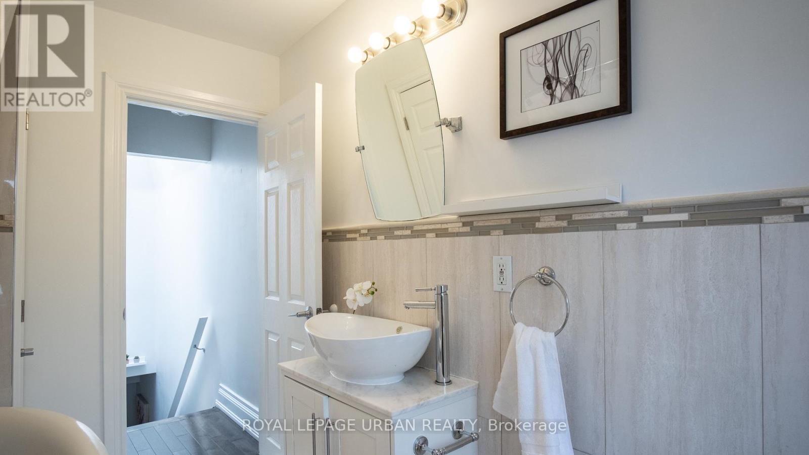 












54 ARUNDEL AVENUE

,
Toronto,




Ontario
M4K3A4

