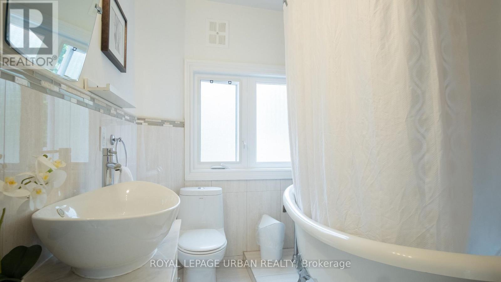 












54 ARUNDEL AVENUE

,
Toronto,




Ontario
M4K3A4

