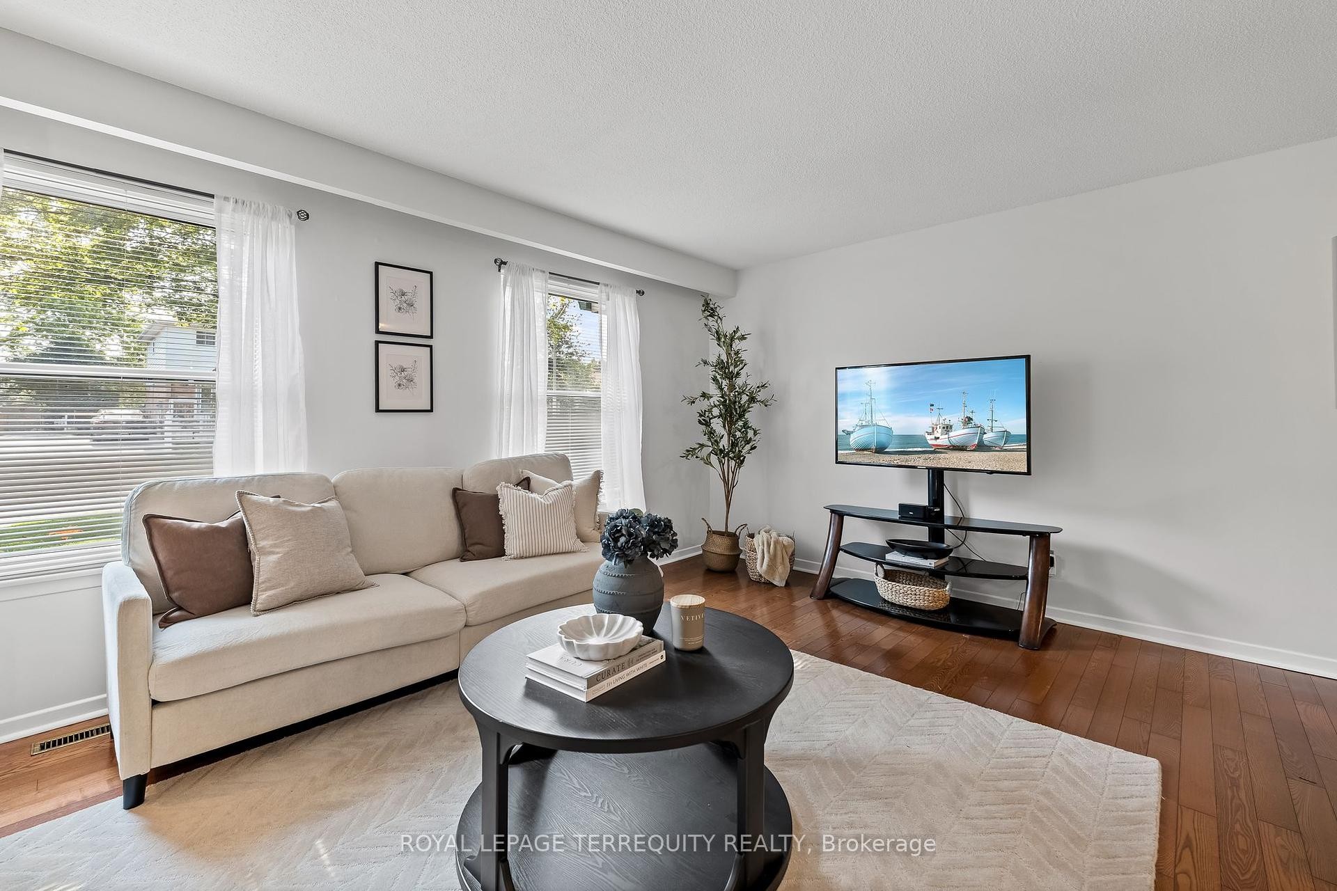 









425


Lesabre

Street,
Oshawa,




ON
L1K 1E3

