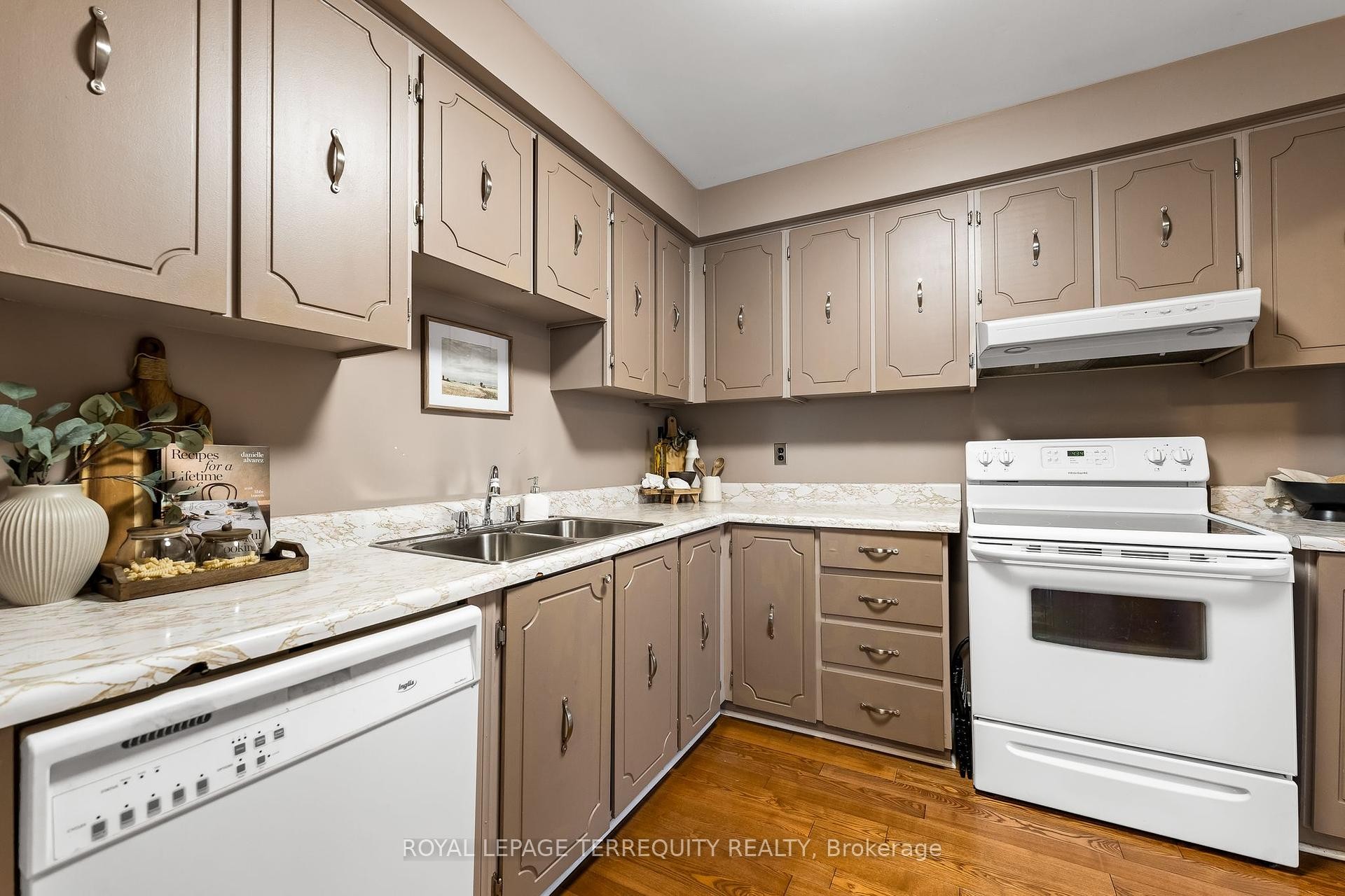 









425


Lesabre

Street,
Oshawa,




ON
L1K 1E3

