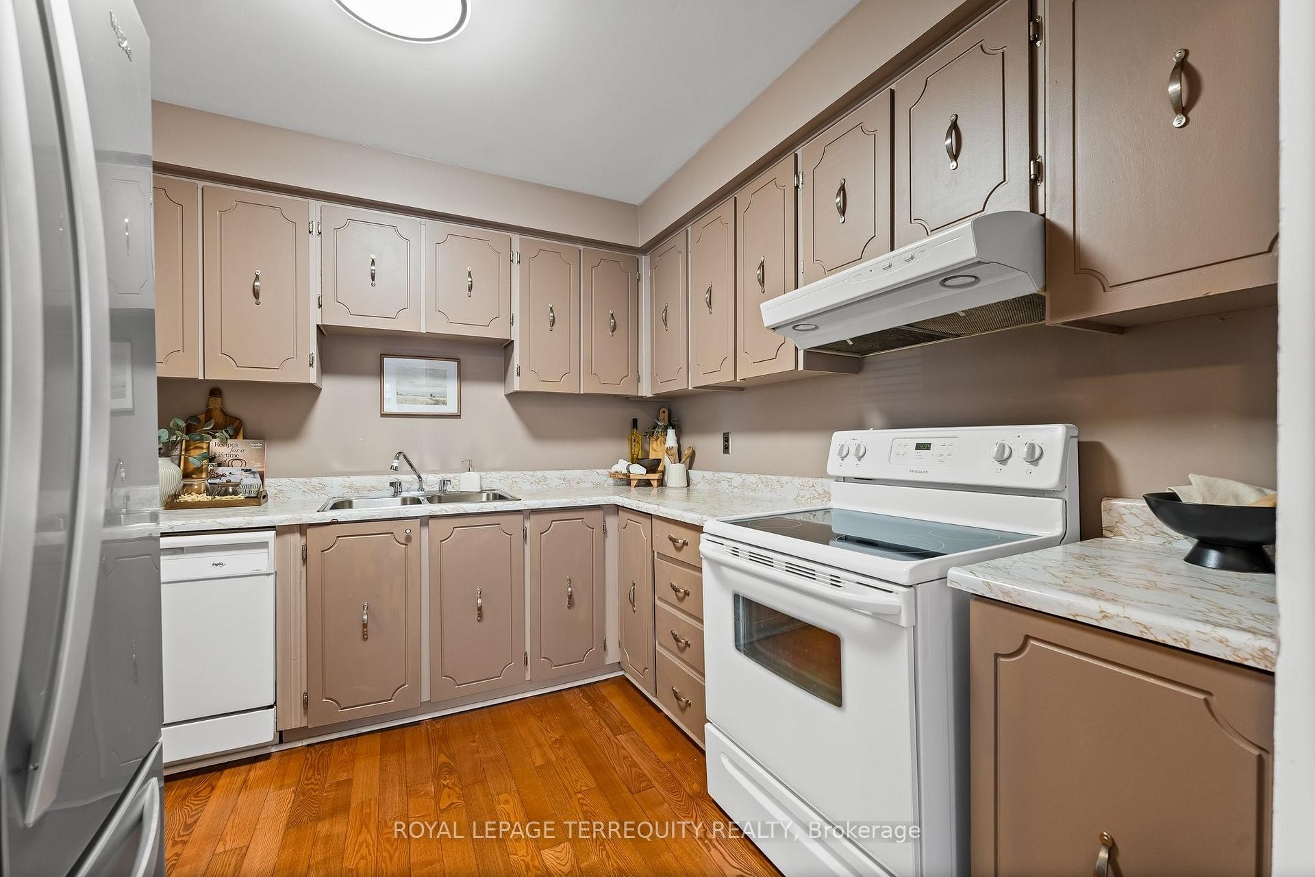 









425


Lesabre

Street,
Oshawa,




ON
L1K 1E3

