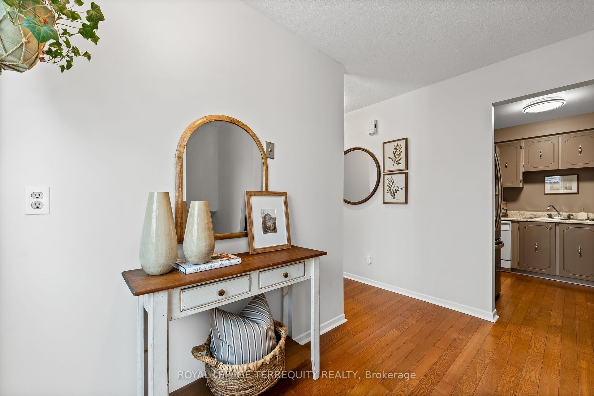 









425


Lesabre

Street,
Oshawa,




ON
L1K 1E3

