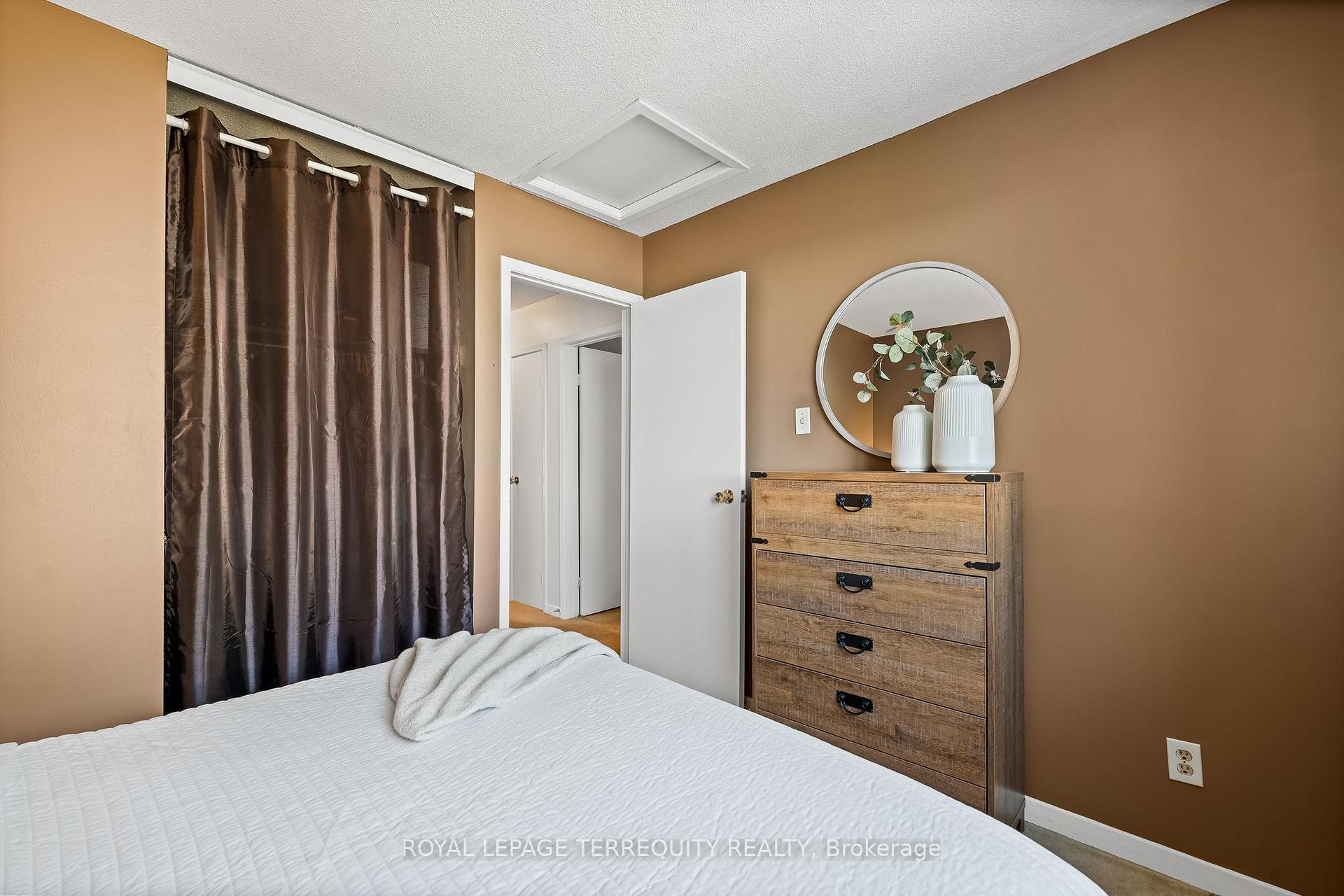 









425


Lesabre

Street,
Oshawa,




ON
L1K 1E3

