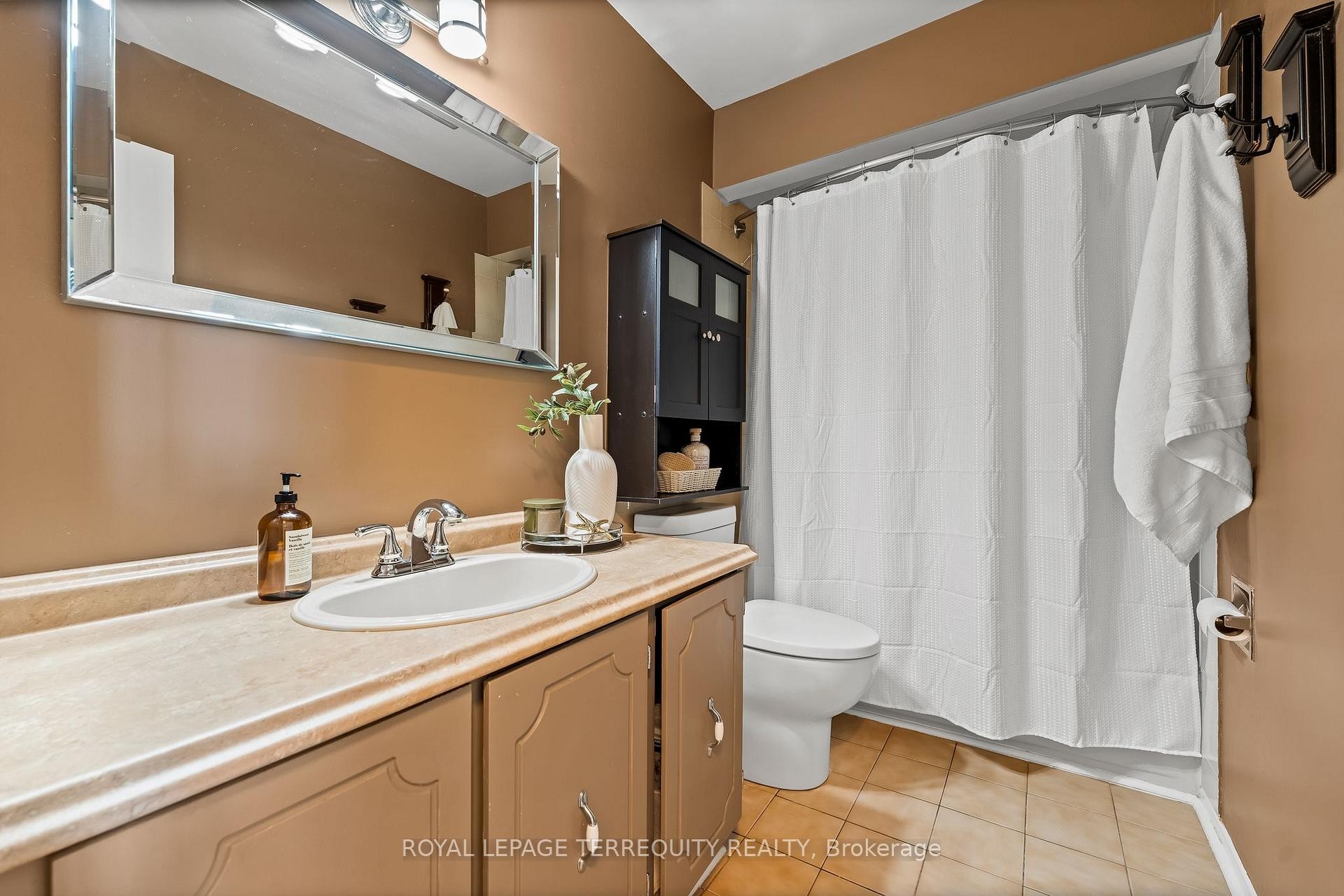 









425


Lesabre

Street,
Oshawa,




ON
L1K 1E3

