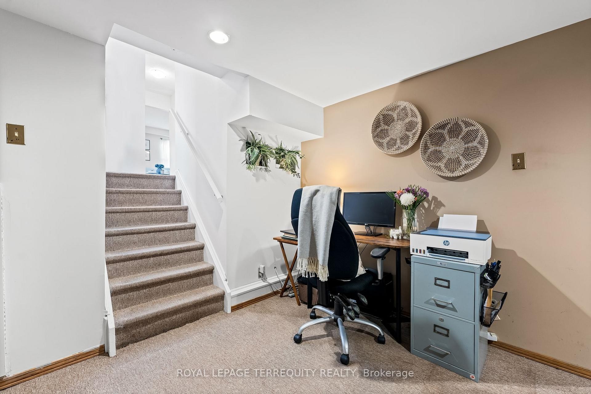 









425


Lesabre

Street,
Oshawa,




ON
L1K 1E3

