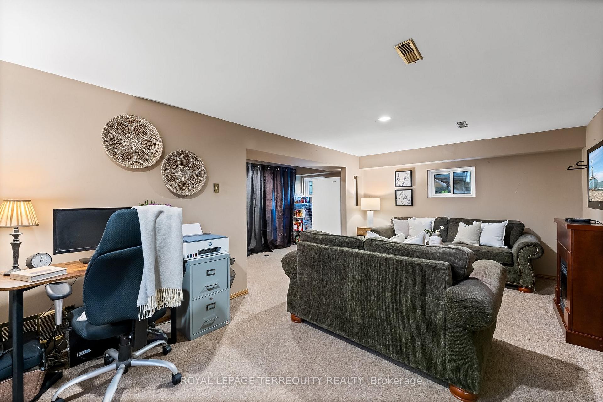 









425


Lesabre

Street,
Oshawa,




ON
L1K 1E3

