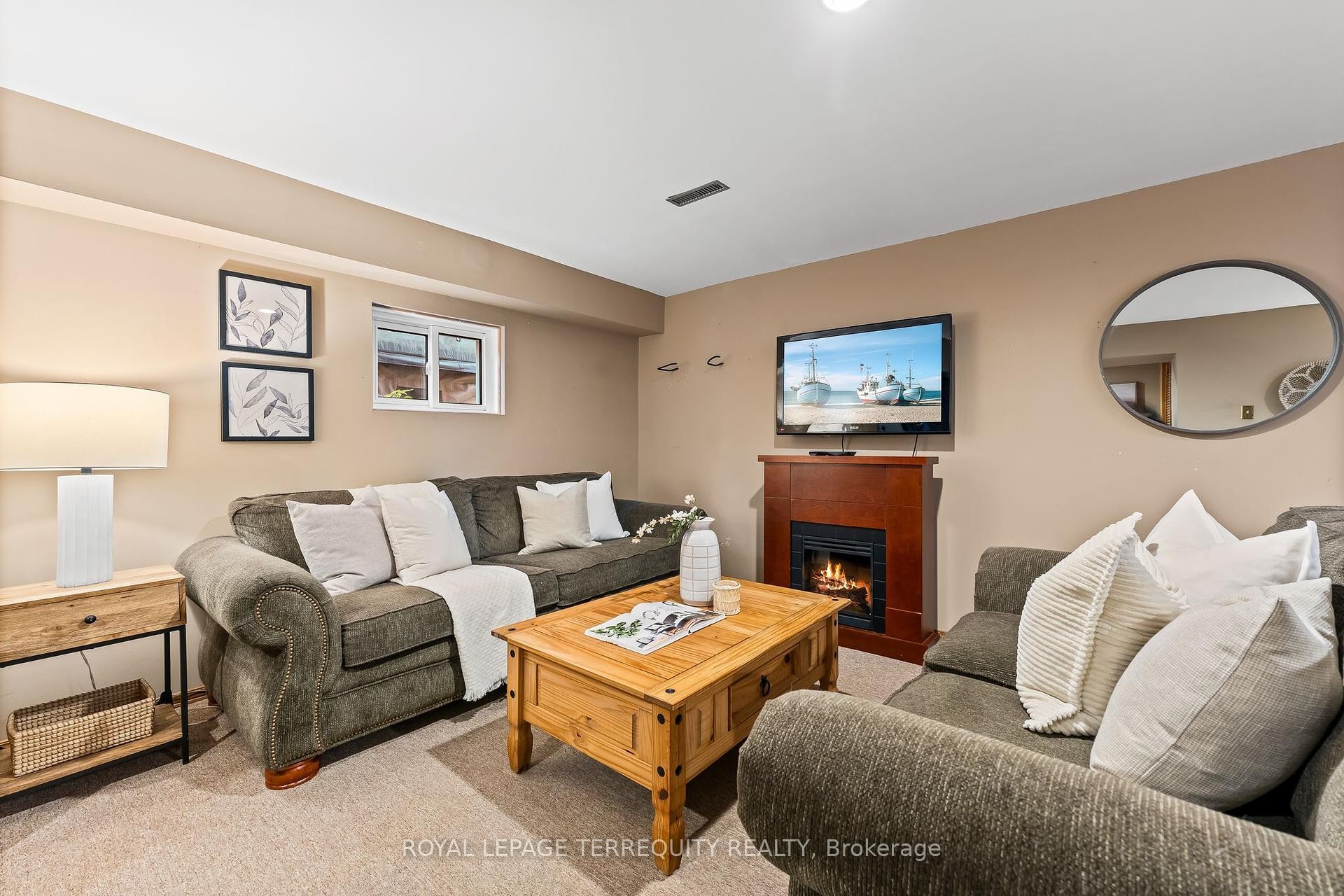 









425


Lesabre

Street,
Oshawa,




ON
L1K 1E3

