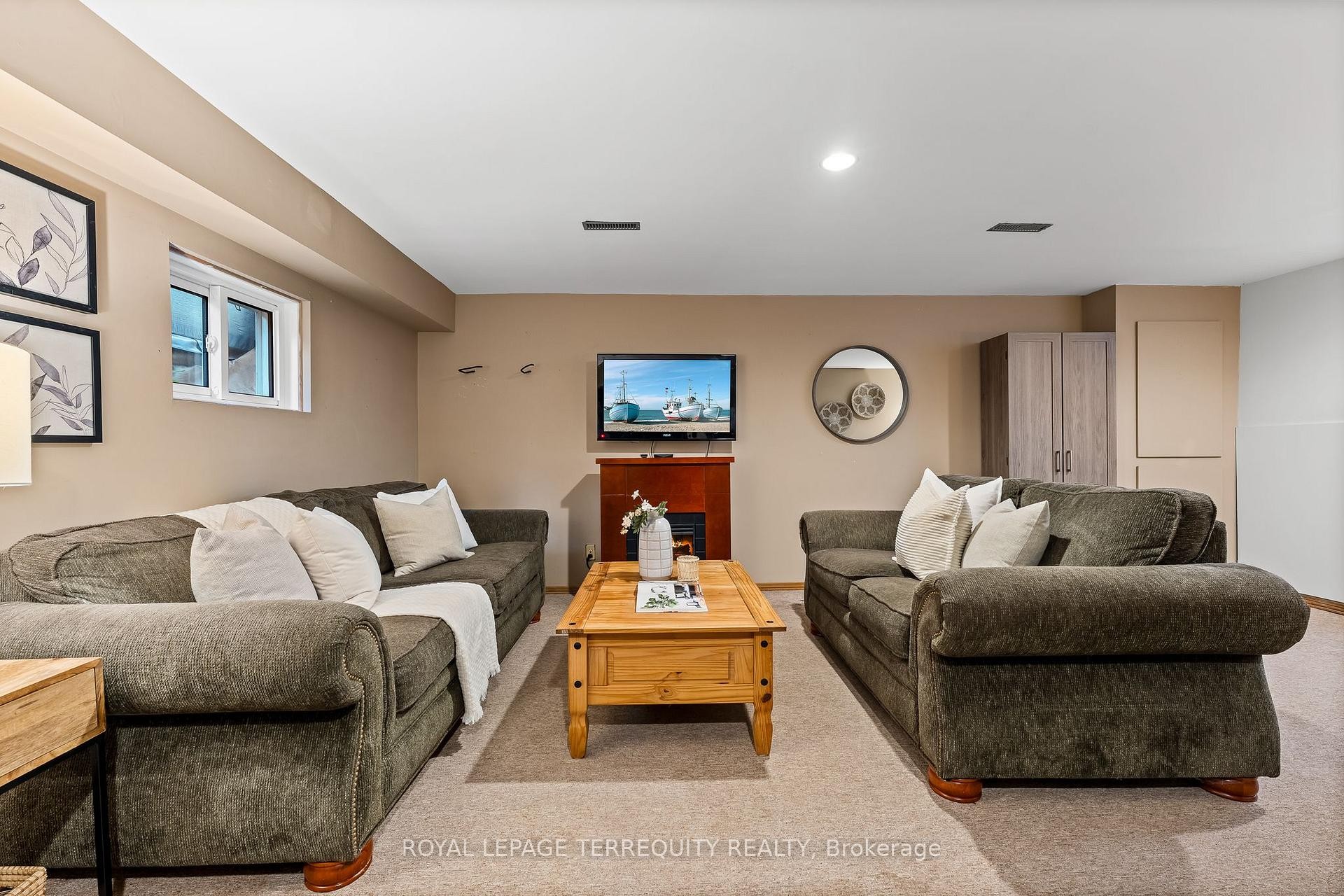 









425


Lesabre

Street,
Oshawa,




ON
L1K 1E3

