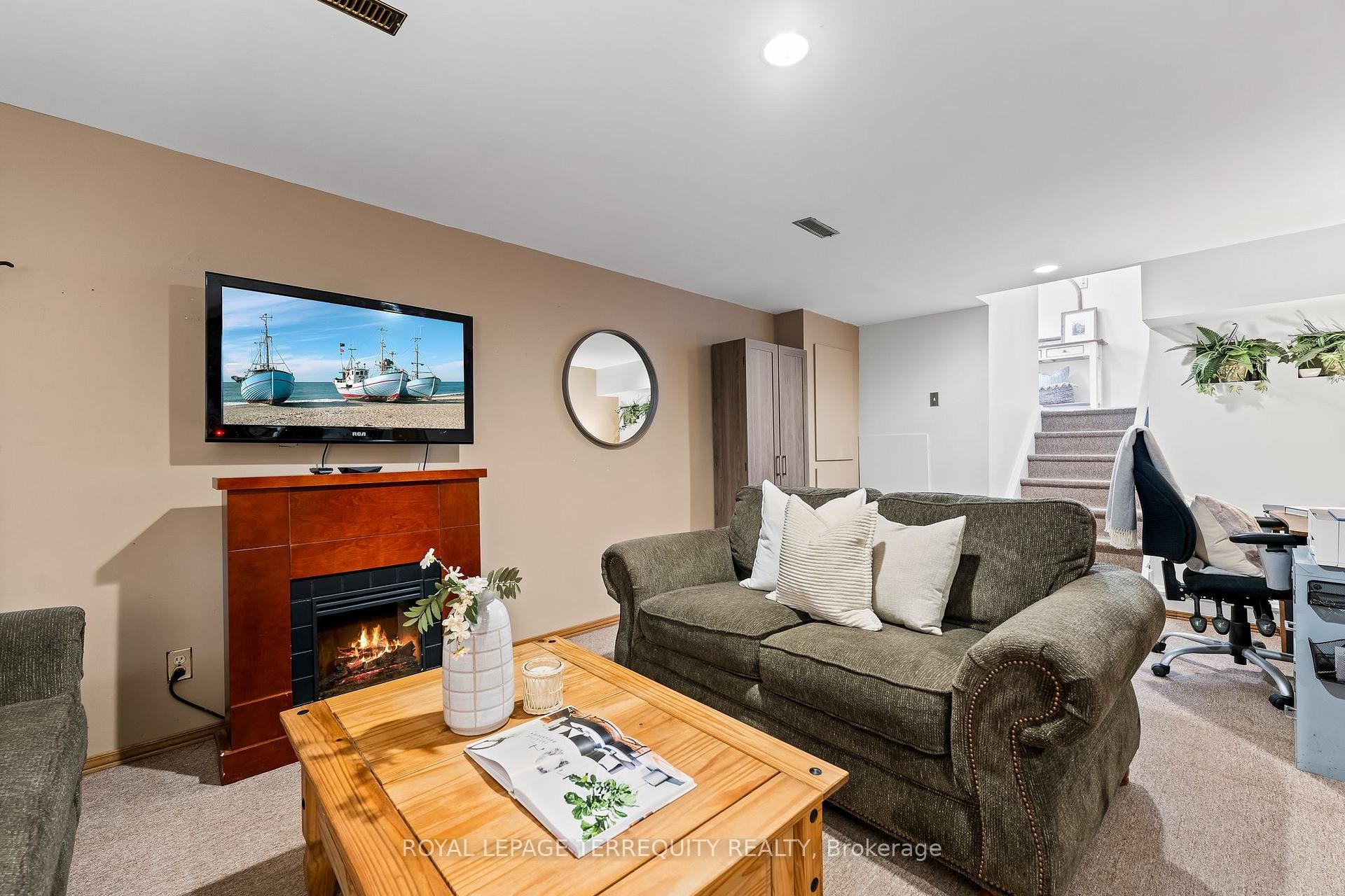 









425


Lesabre

Street,
Oshawa,




ON
L1K 1E3

