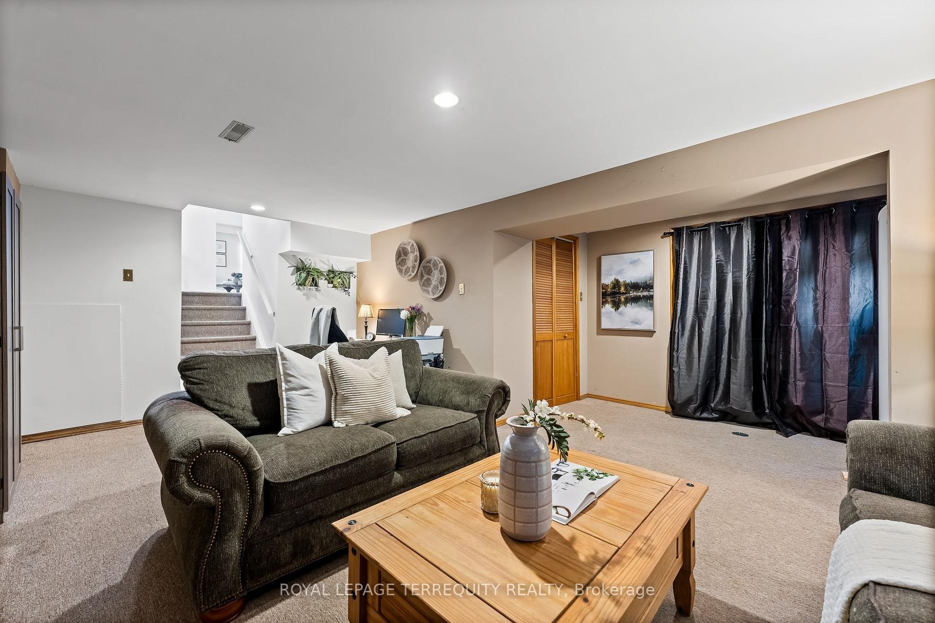 









425


Lesabre

Street,
Oshawa,




ON
L1K 1E3

