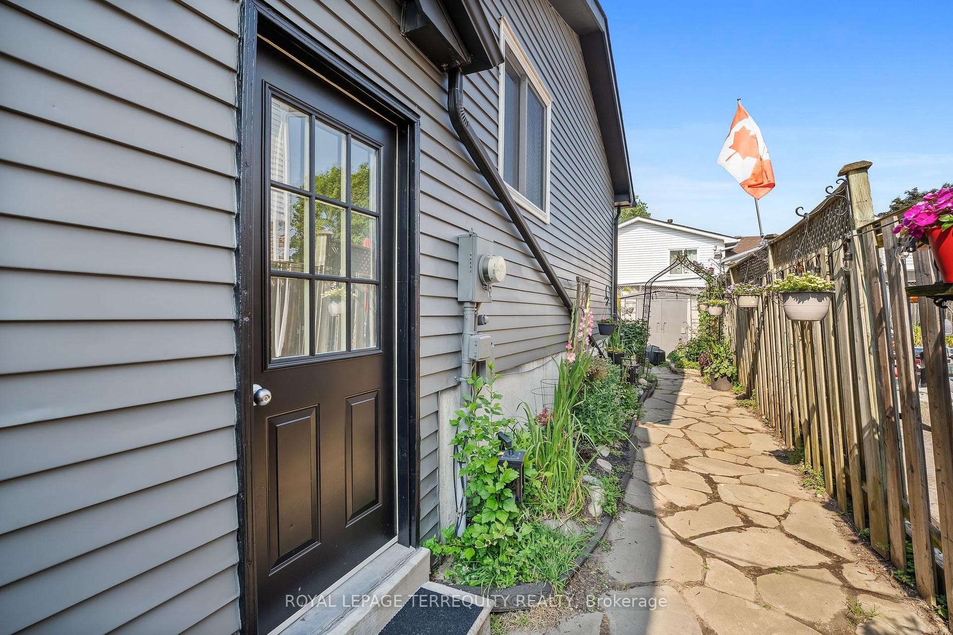 









425


Lesabre

Street,
Oshawa,




ON
L1K 1E3

