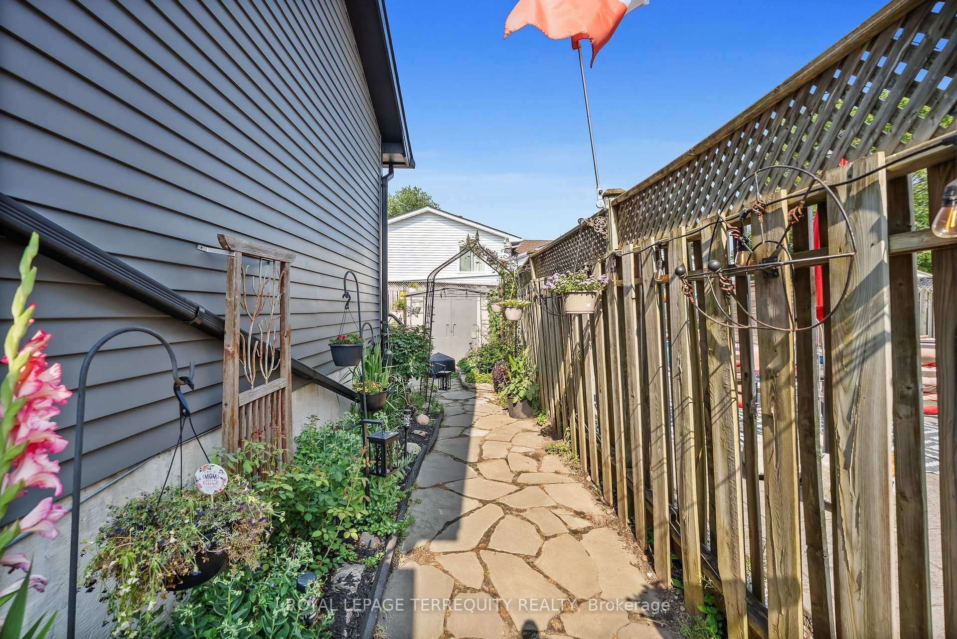 









425


Lesabre

Street,
Oshawa,




ON
L1K 1E3

