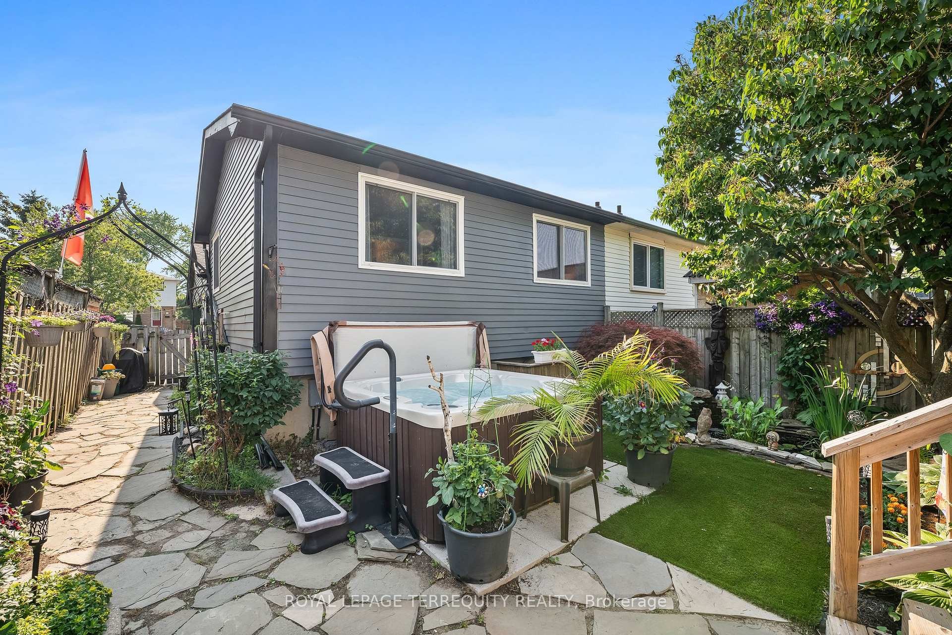 









425


Lesabre

Street,
Oshawa,




ON
L1K 1E3

