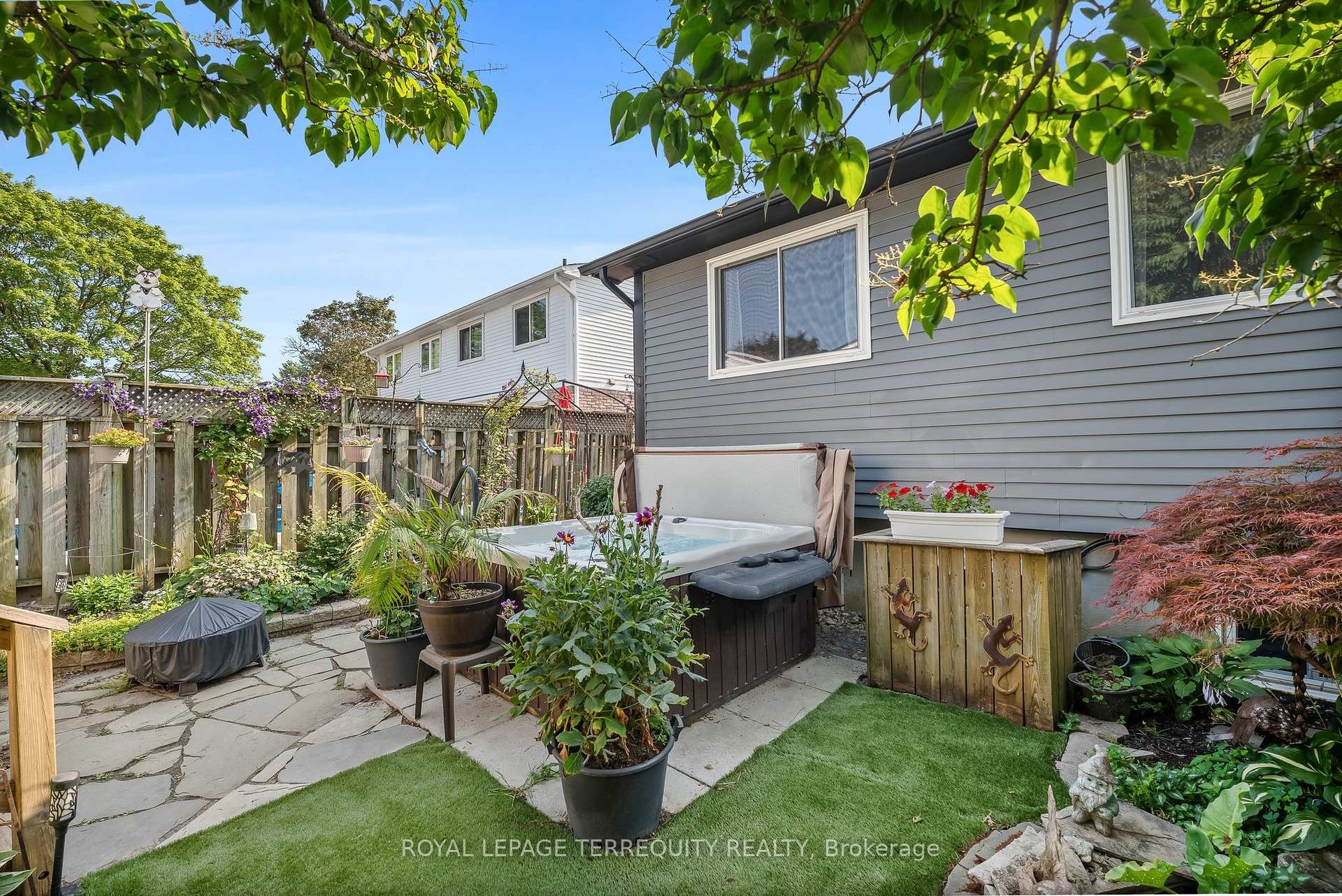 









425


Lesabre

Street,
Oshawa,




ON
L1K 1E3

