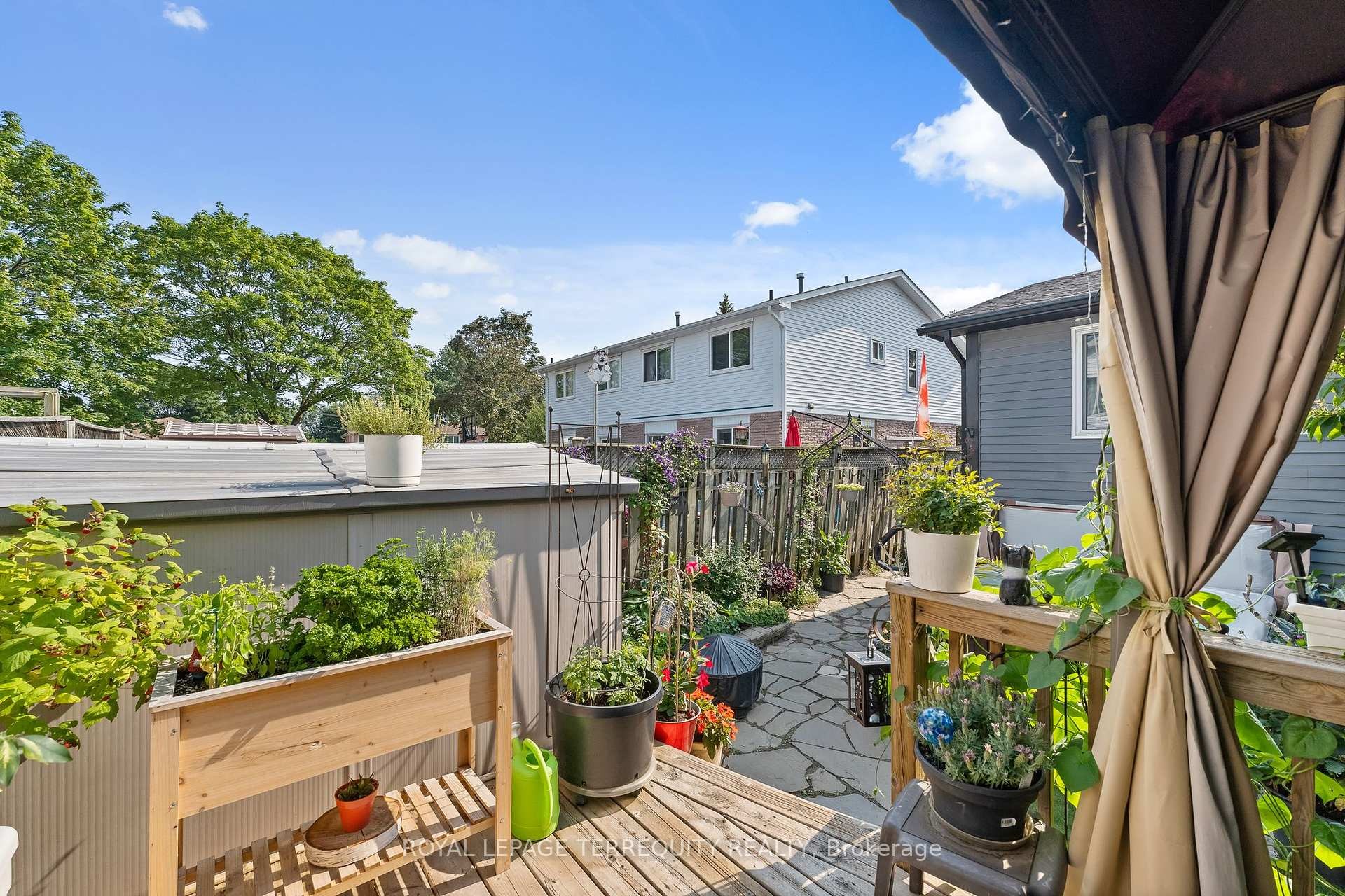 









425


Lesabre

Street,
Oshawa,




ON
L1K 1E3

