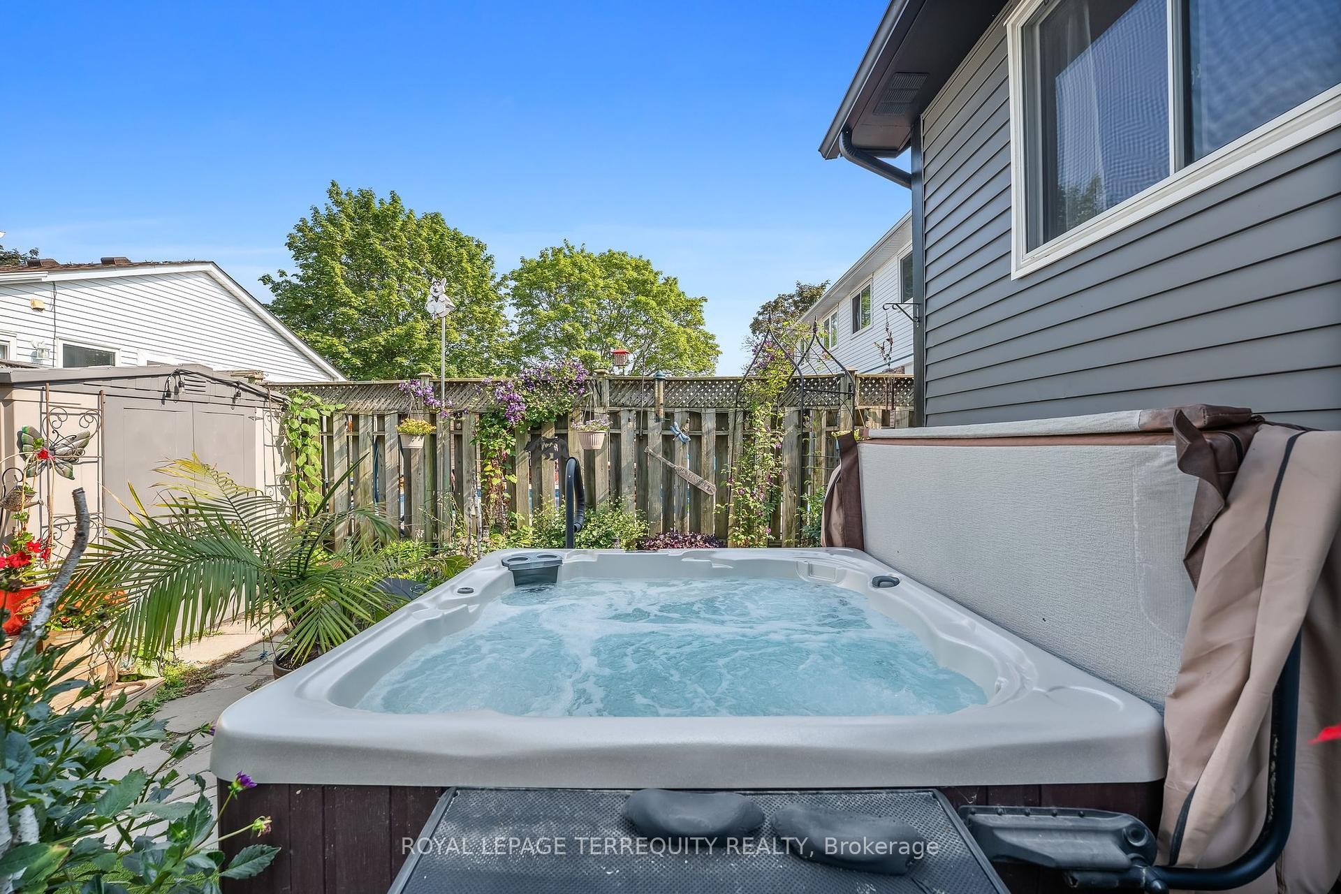 









425


Lesabre

Street,
Oshawa,




ON
L1K 1E3

