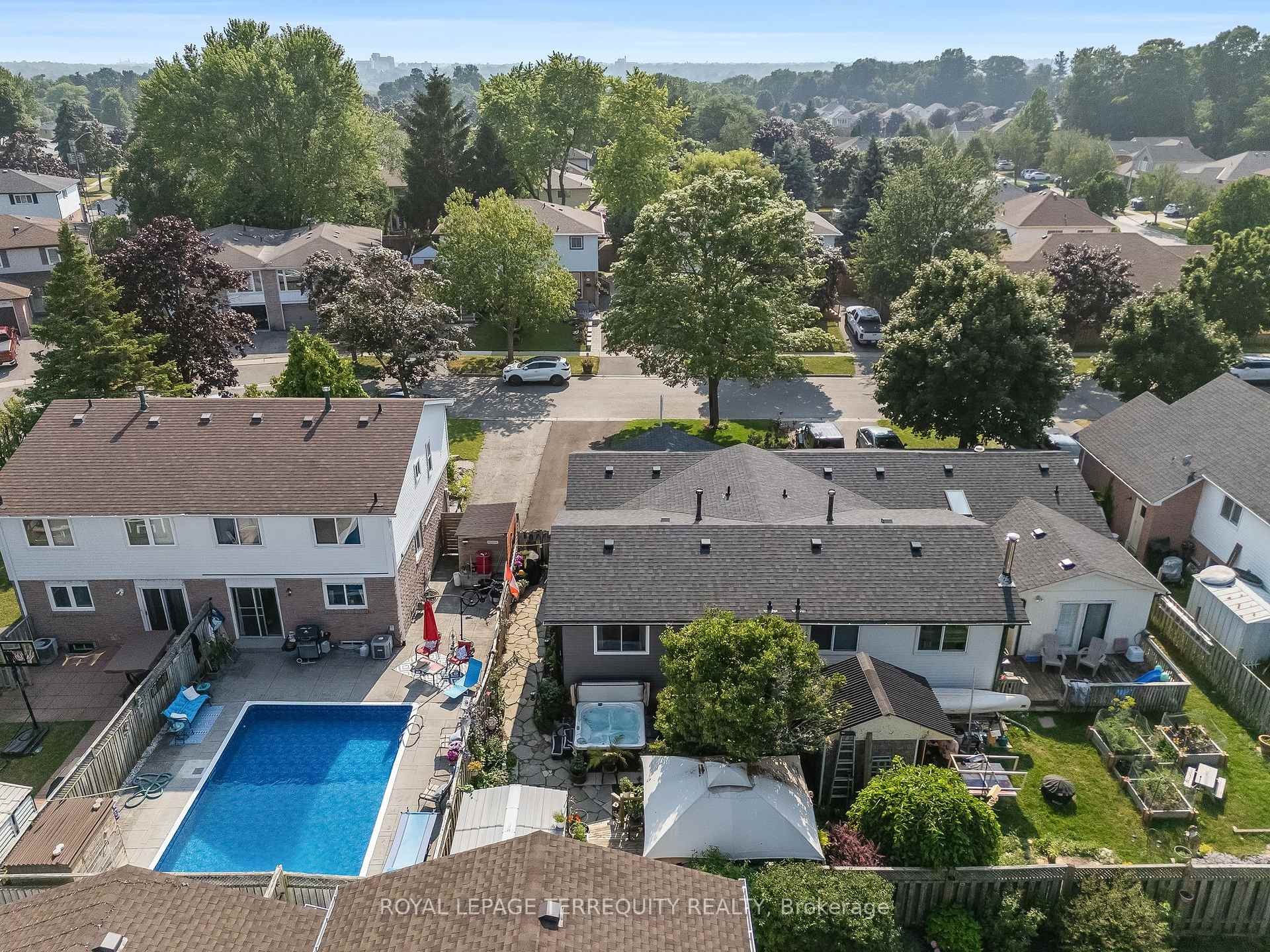 









425


Lesabre

Street,
Oshawa,




ON
L1K 1E3

