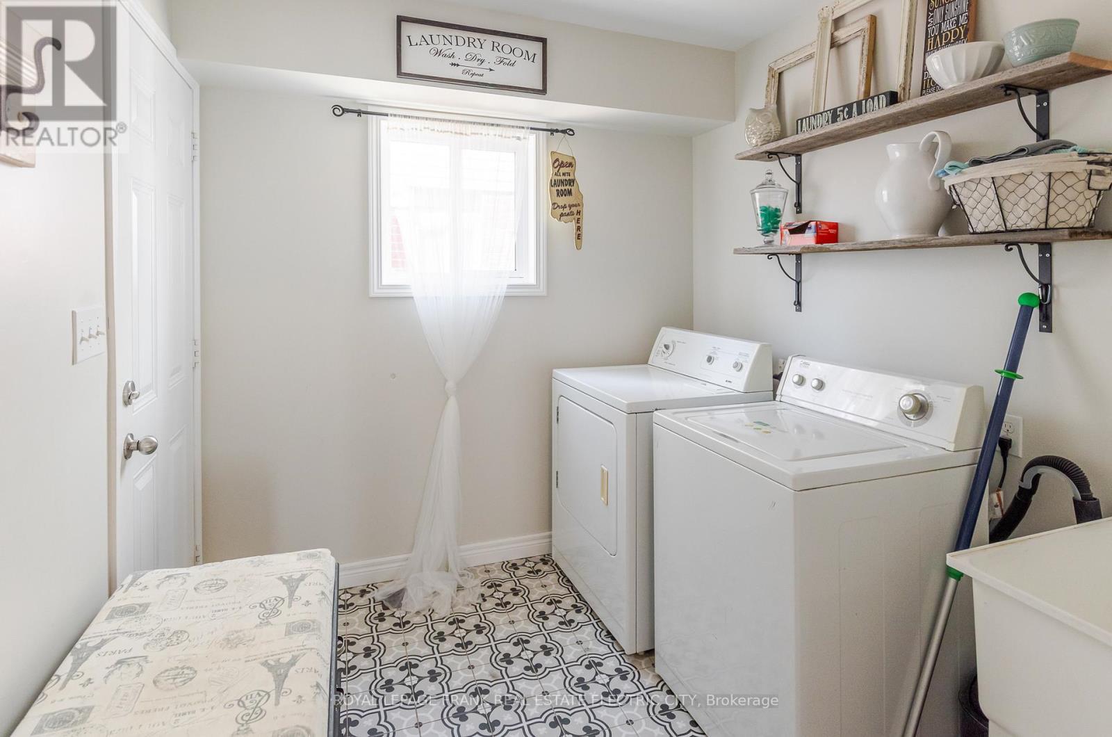 












664 TULLY CRESCENT

,
Peterborough West (North),




Ontario
K9K0A9

