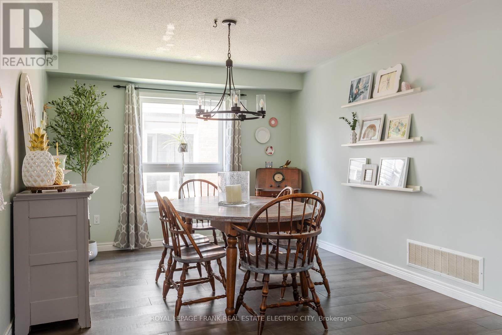 












664 TULLY CRESCENT

,
Peterborough West (North),




Ontario
K9K0A9


