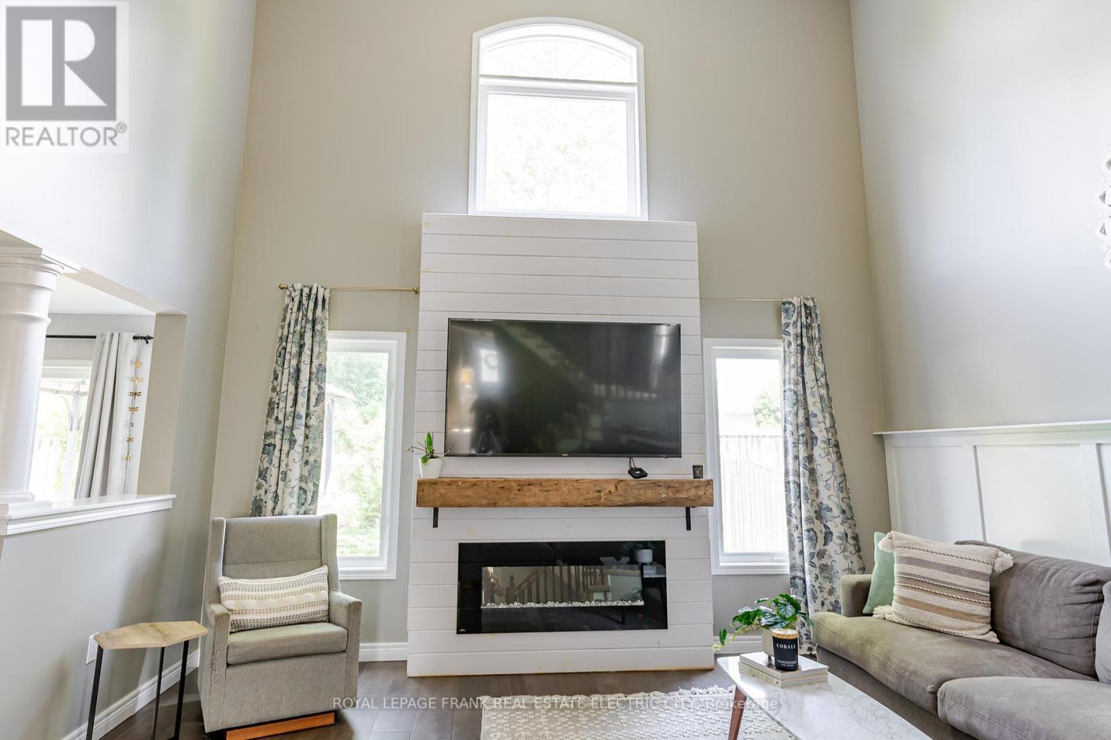 












664 TULLY CRESCENT

,
Peterborough West (North),




Ontario
K9K0A9

