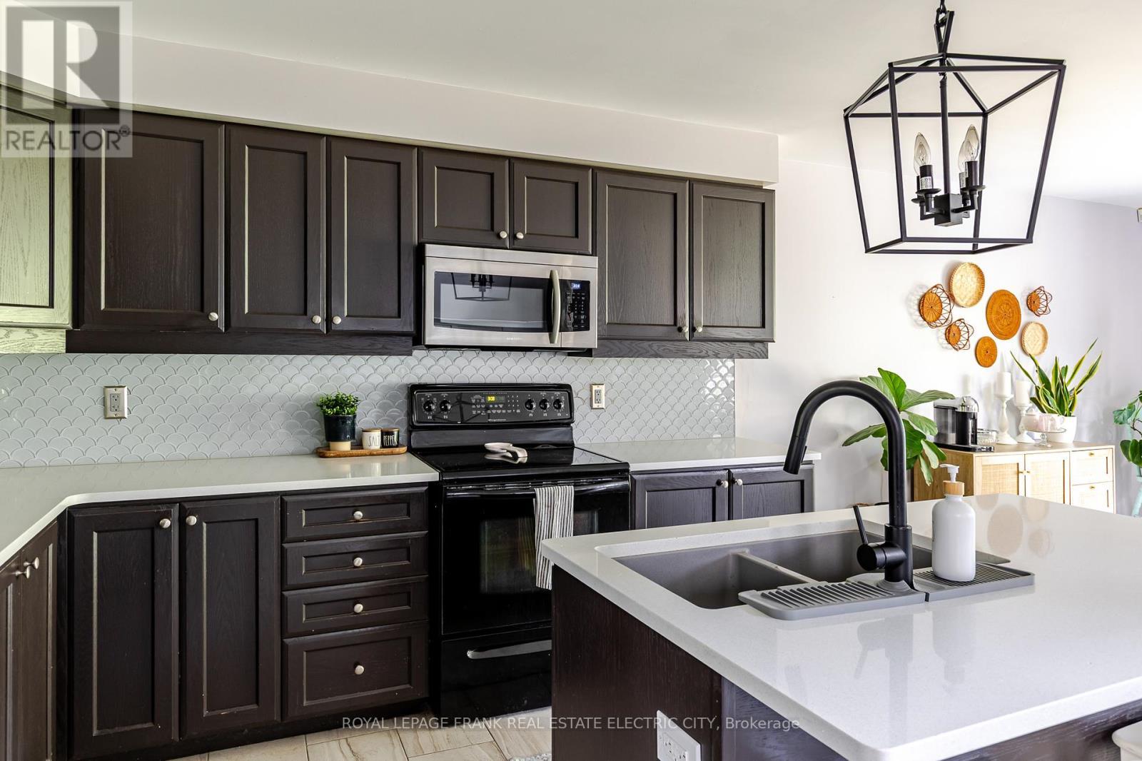












664 TULLY CRESCENT

,
Peterborough West (North),




Ontario
K9K0A9

