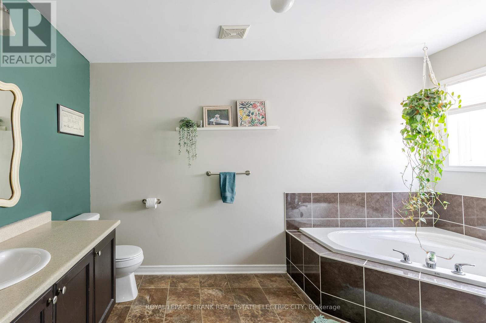 












664 TULLY CRESCENT

,
Peterborough West (North),




Ontario
K9K0A9

