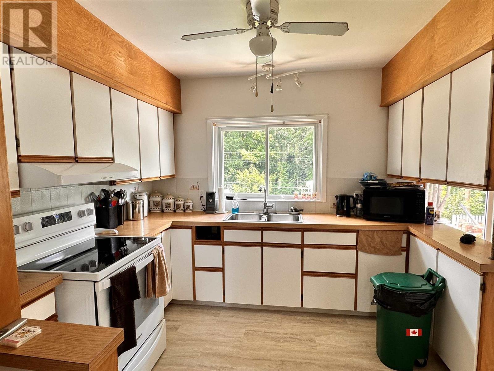 












60 Central AVE

,
Elliot Lake,




Ontario
P5A2G1

