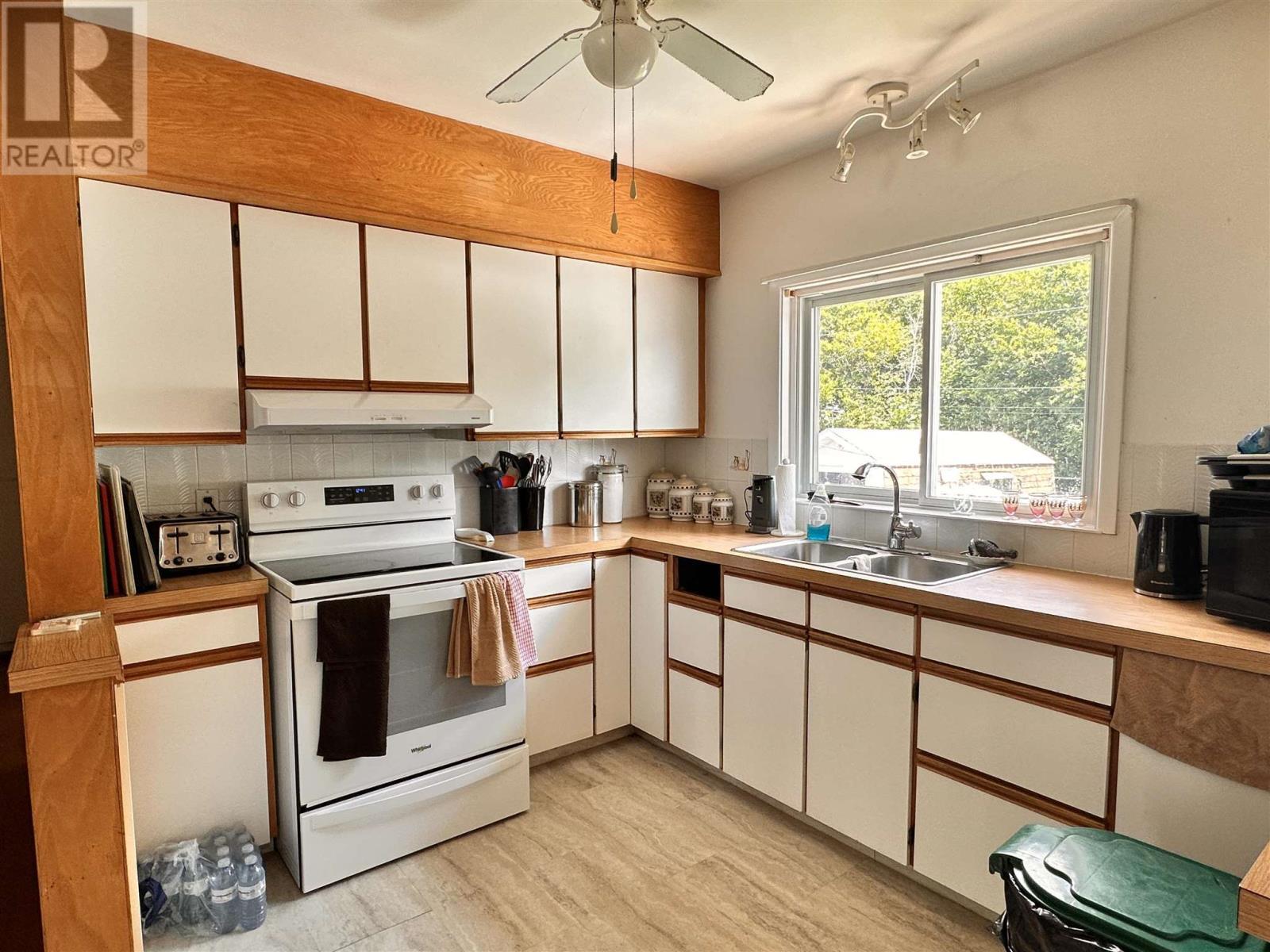 












60 Central AVE

,
Elliot Lake,




Ontario
P5A2G1

