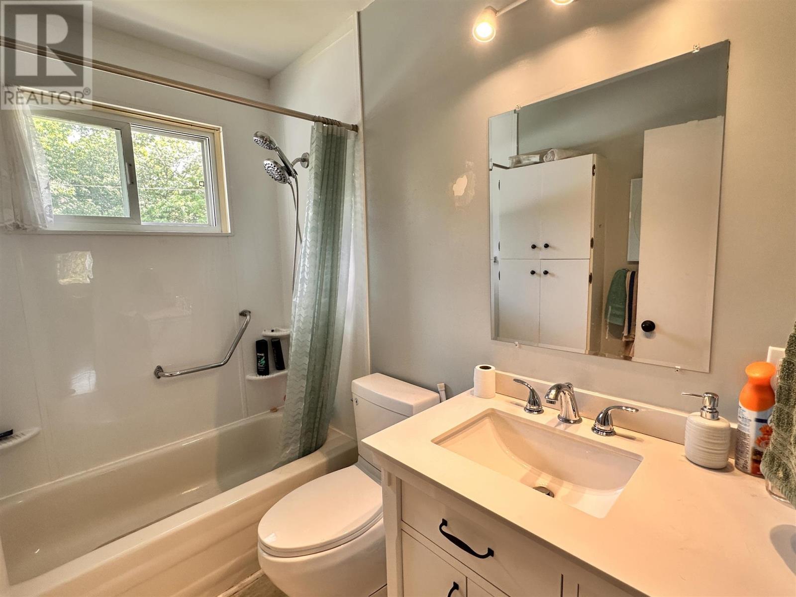 












60 Central AVE

,
Elliot Lake,




Ontario
P5A2G1

