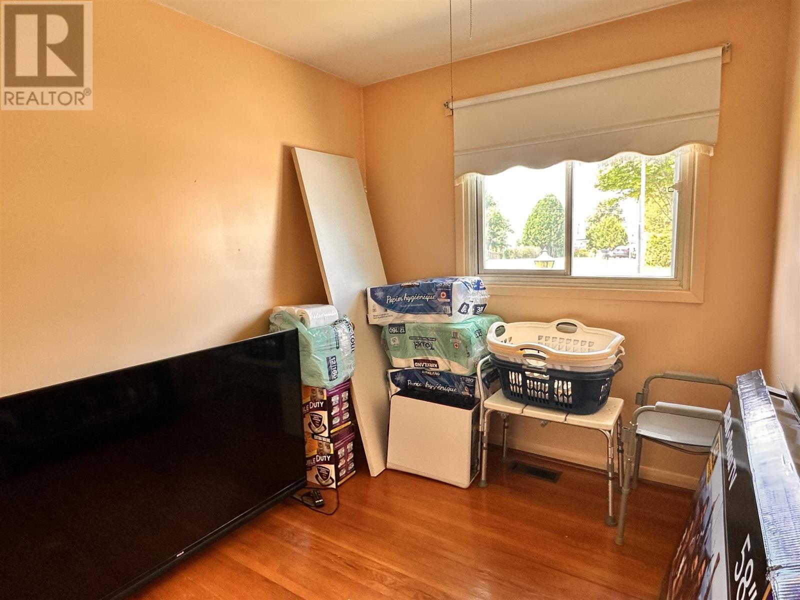 












60 Central AVE

,
Elliot Lake,




Ontario
P5A2G1

