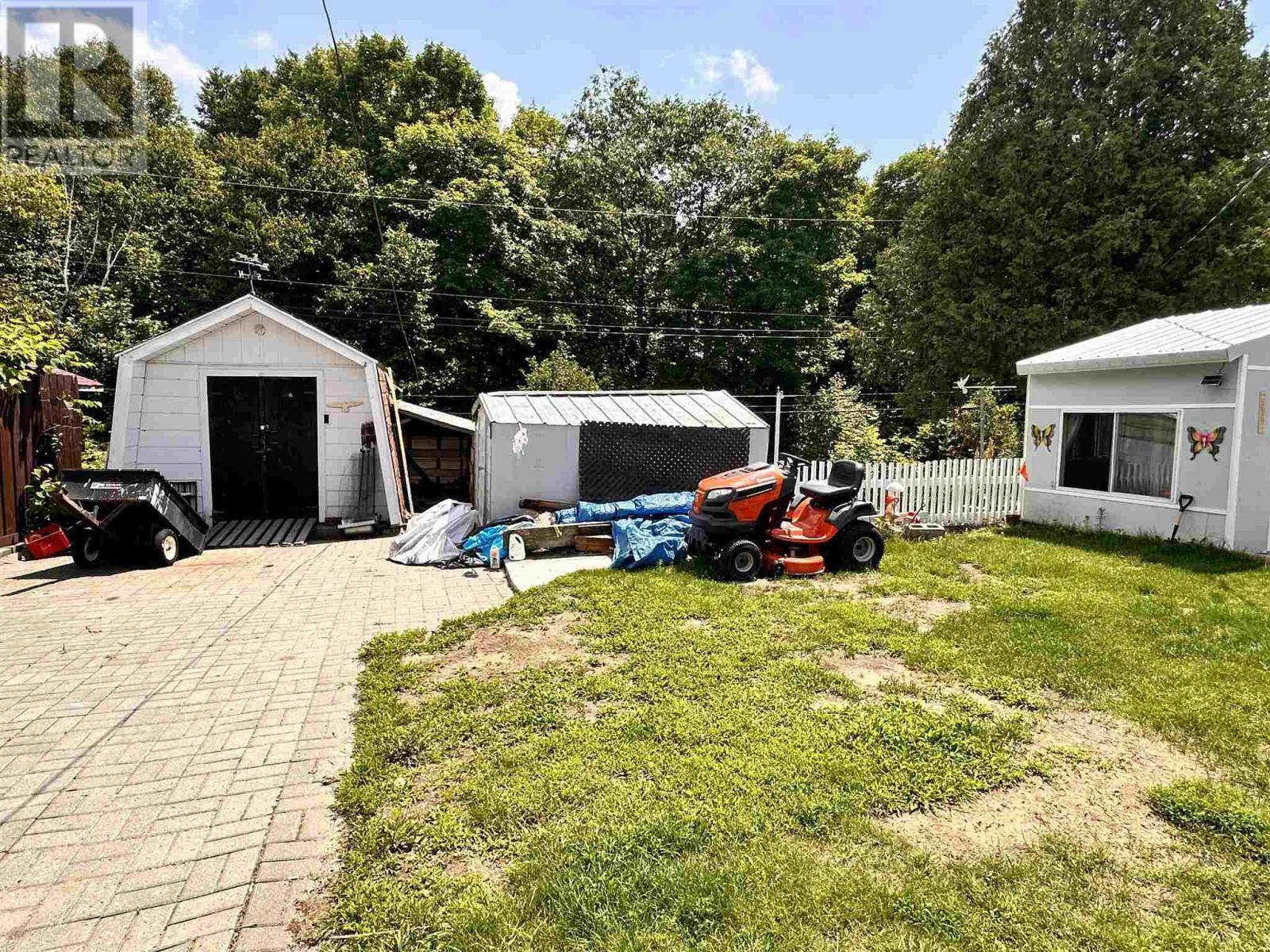 












60 Central AVE

,
Elliot Lake,




Ontario
P5A2G1

