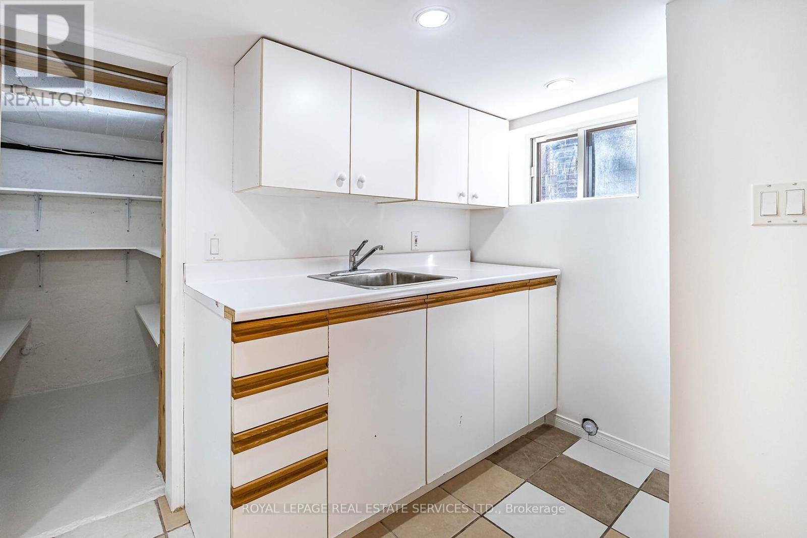 












48 THIRTEENTH STREET

,
Toronto,




Ontario
M8V3H4

