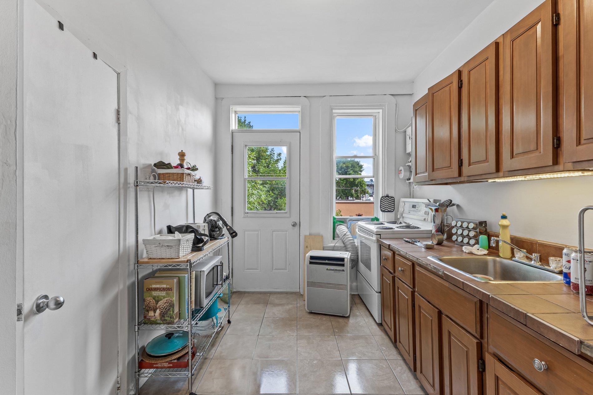 









5561

 - 5565


4e Avenue

,
Montréal (Rosemont/La Petite-Patrie),




QC
H1Y2V5

