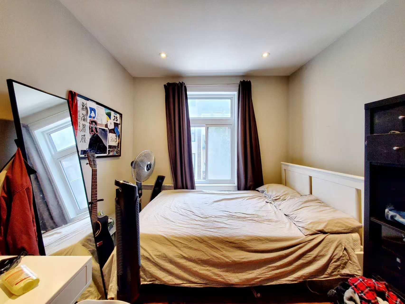 









3554


Rue St-Dominique

,
Montréal (Le Plateau-Mont-Royal),




QC
H2X2X4

