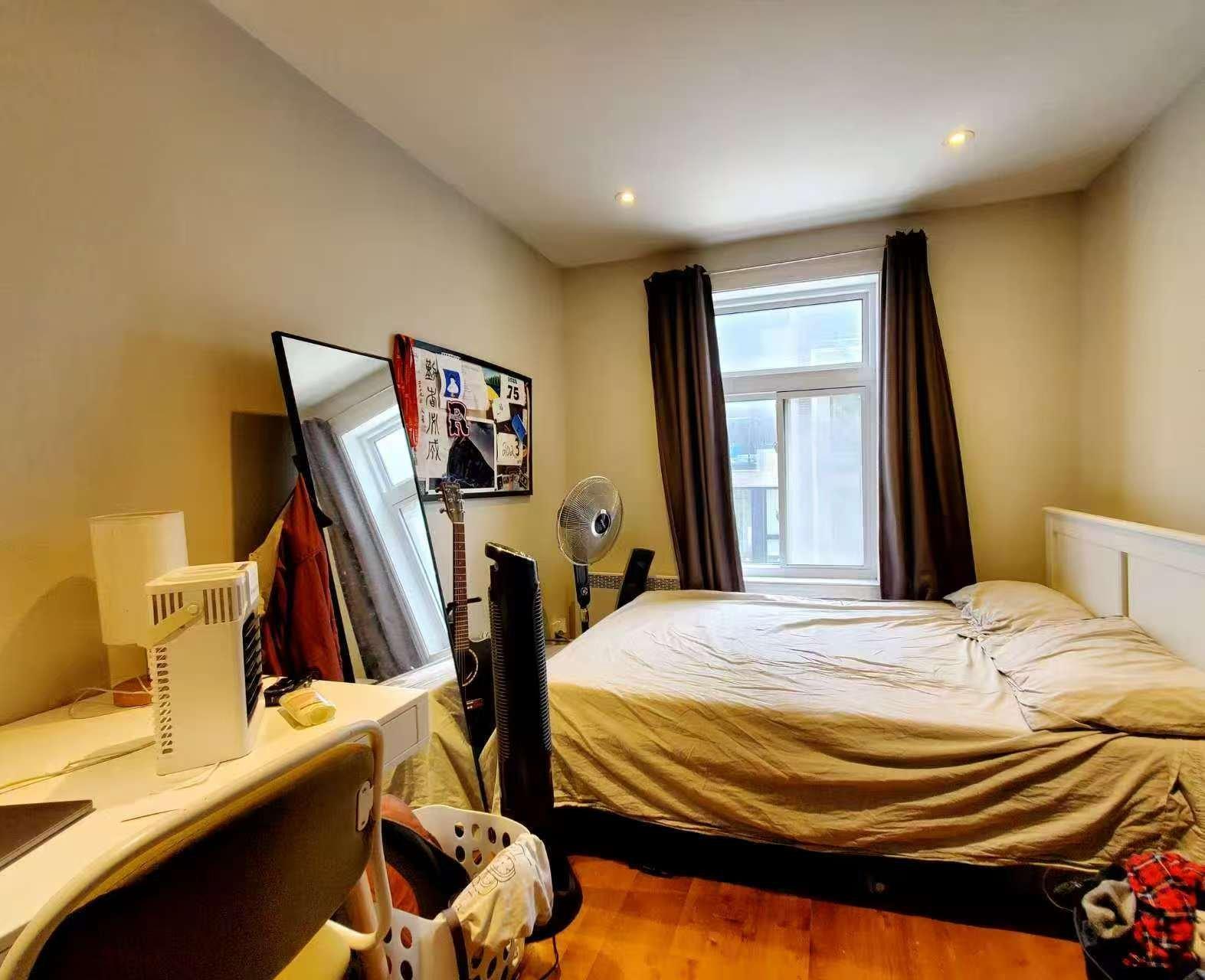 









3554


Rue St-Dominique

,
Montréal (Le Plateau-Mont-Royal),




QC
H2X2X4

