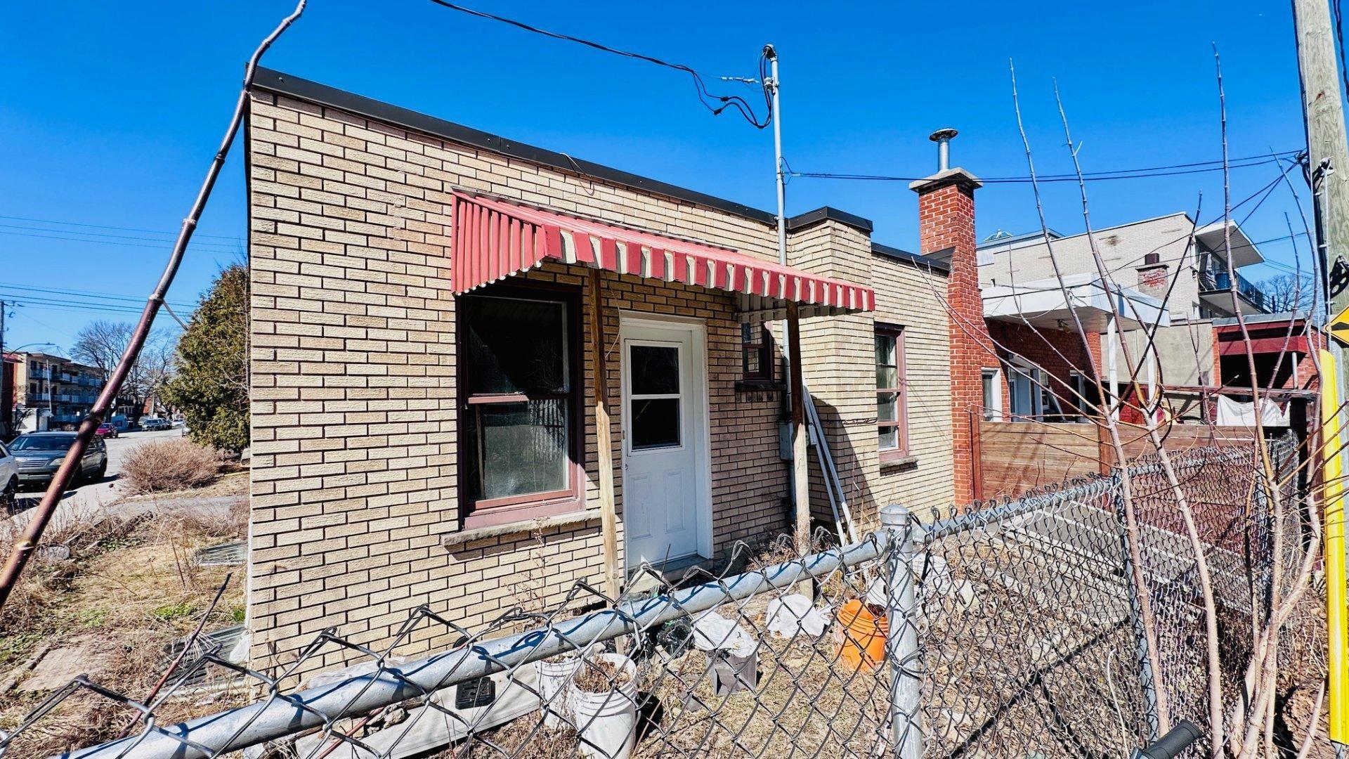 









4550


Rue St-Zotique E.

,
Montréal (Rosemont/La Petite-Patrie),




QC
H1T1M4


