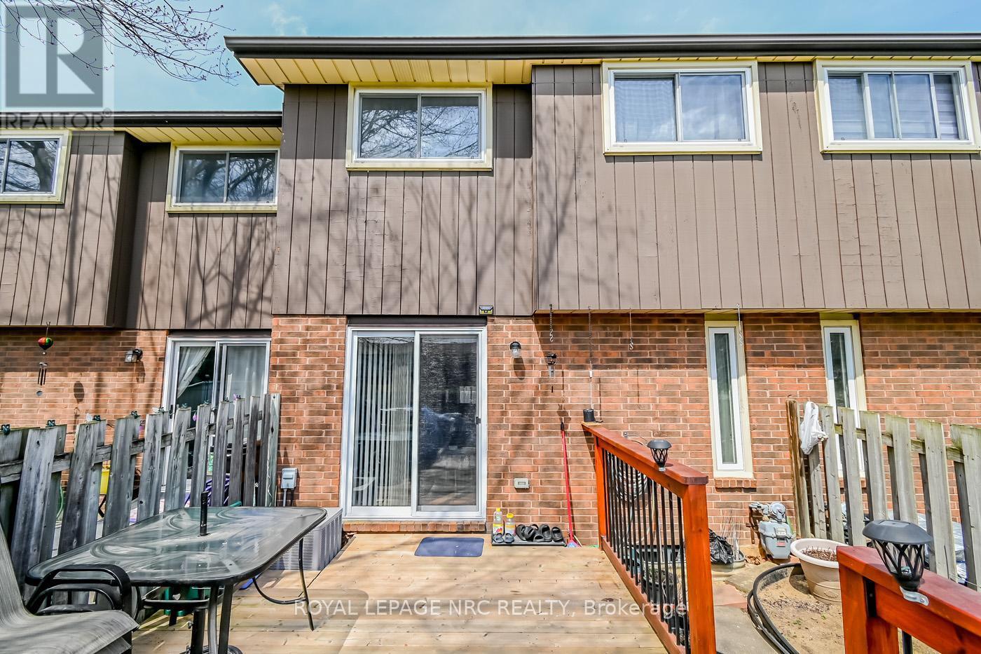 












14 - 64 FORSTER STREET

,
St. Catharines (Vine/Linwell),




Ontario
L2N6T5

