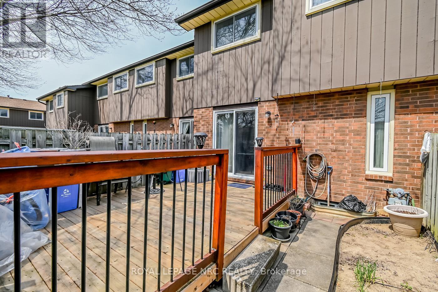 












14 - 64 FORSTER STREET

,
St. Catharines (Vine/Linwell),




Ontario
L2N6T5

