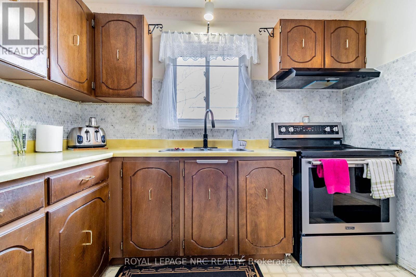 












14 - 64 FORSTER STREET

,
St. Catharines (Vine/Linwell),




Ontario
L2N6T5

