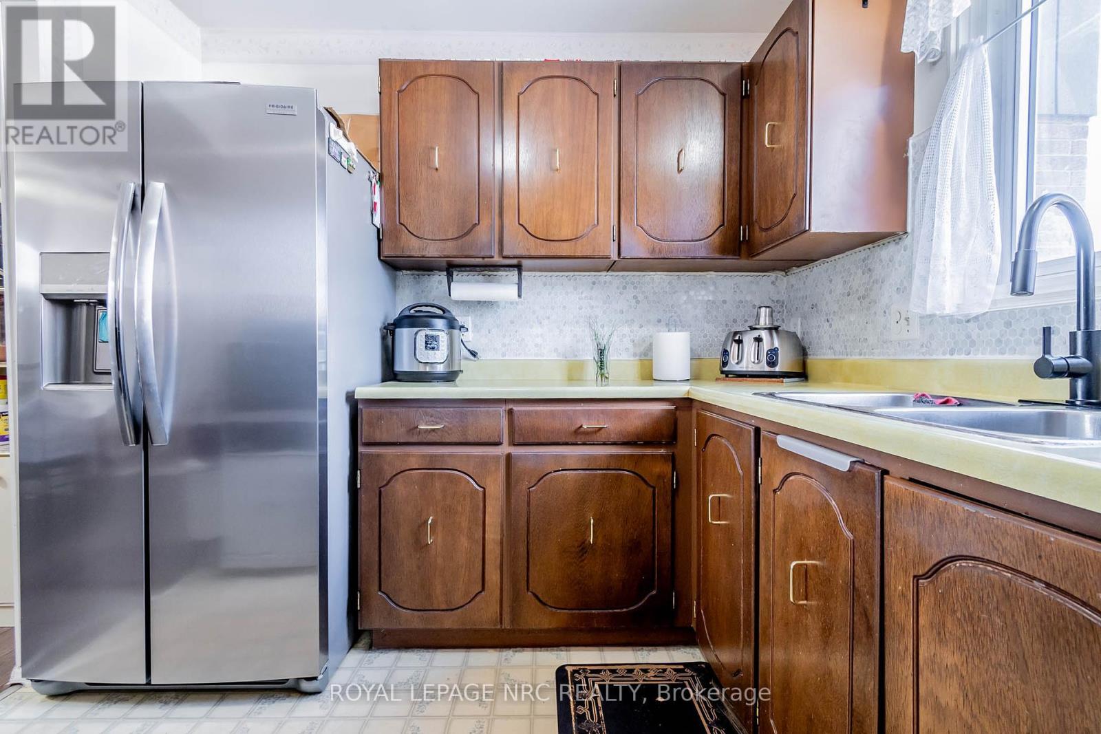 












14 - 64 FORSTER STREET

,
St. Catharines (Vine/Linwell),




Ontario
L2N6T5

