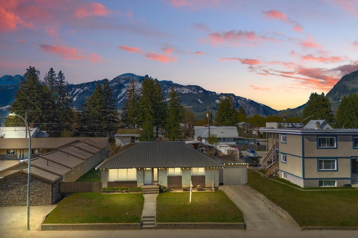 









1115


Victoria

Road,
Revelstoke,




BC
V0E 2S0

