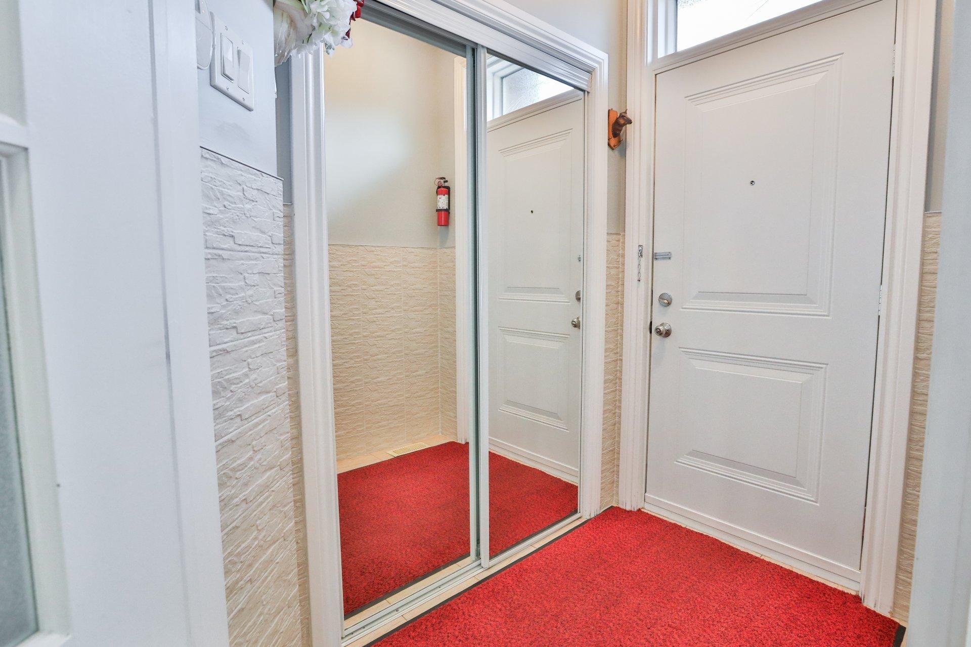 









171Z


Rue Khalil-Gibran

,
Montréal (Saint-Laurent),




QC
H4N4A2

