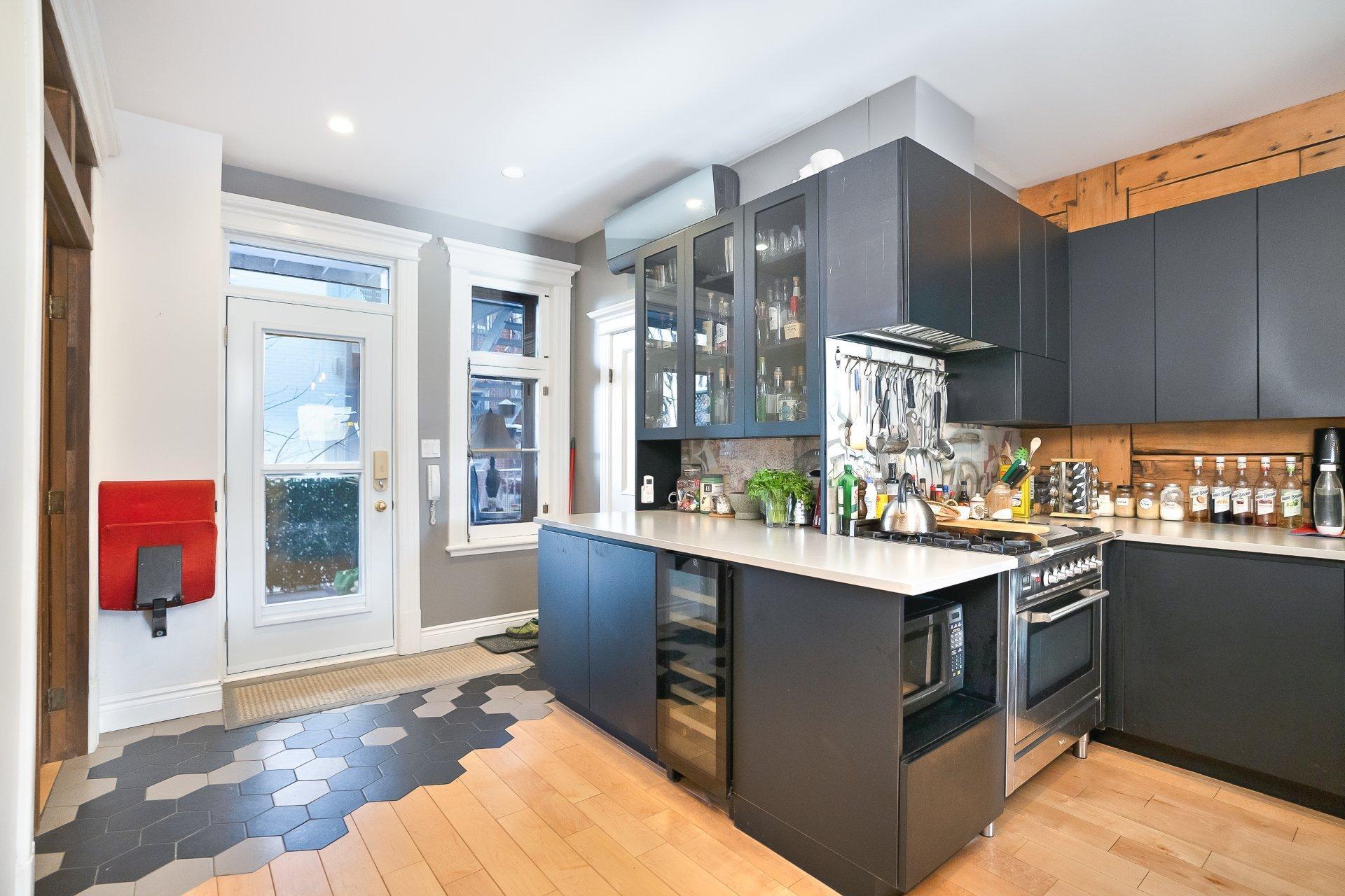 









5283

 - 5287


Rue Berri

,
Montréal (Le Plateau-Mont-Royal),




QC
H2J2S7

