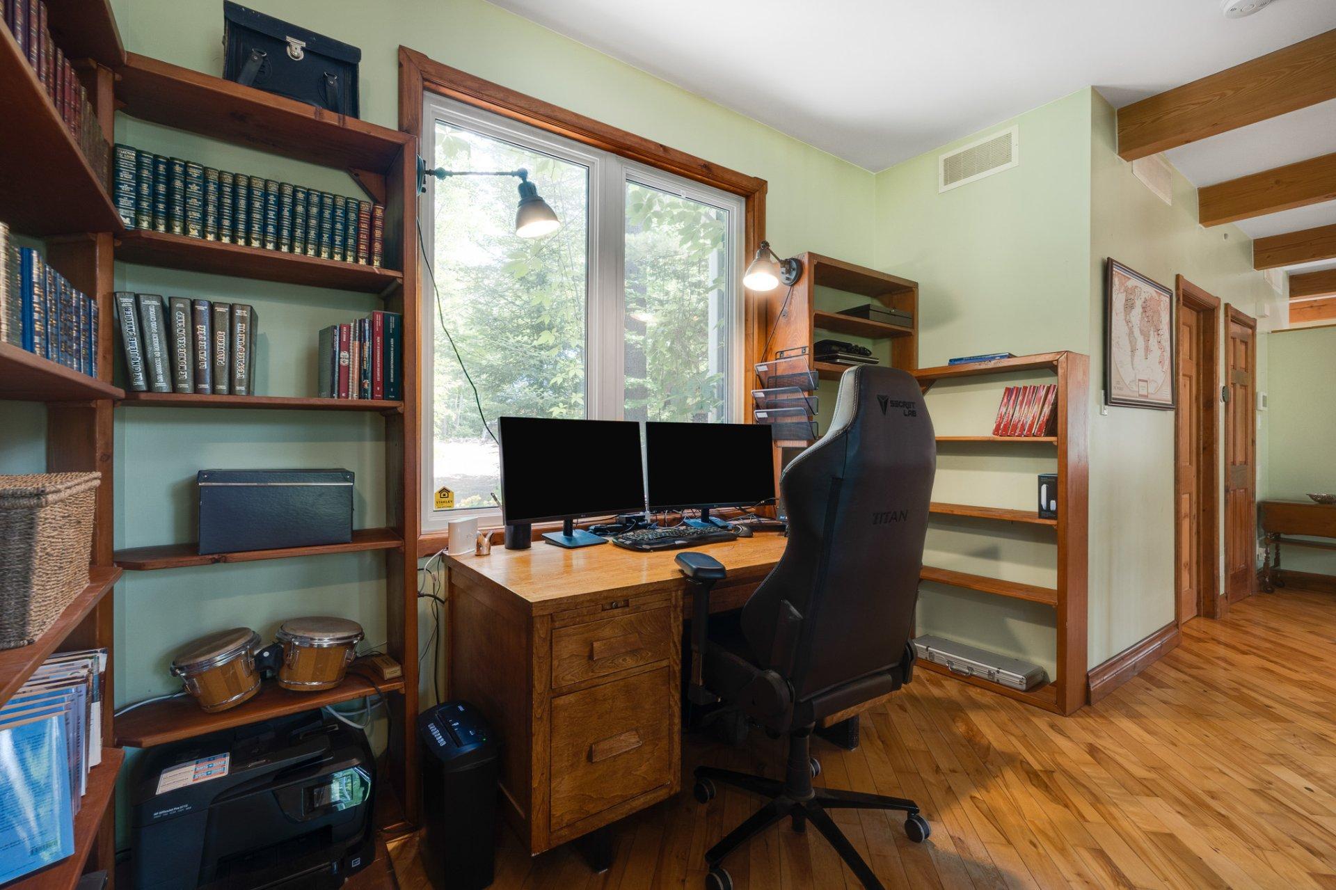 









502


Ch. du Chêne-Rouge

,
Val-des-Monts,




QC
J8N6G1

