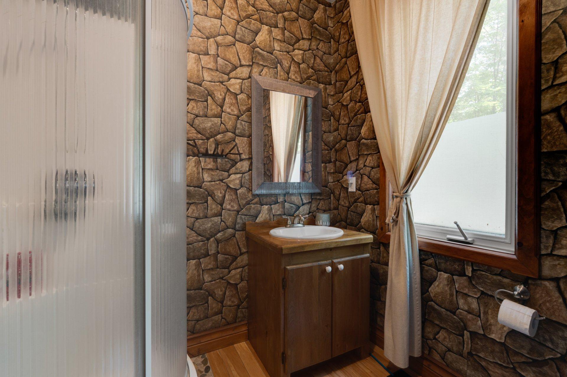 









502


Ch. du Chêne-Rouge

,
Val-des-Monts,




QC
J8N6G1

