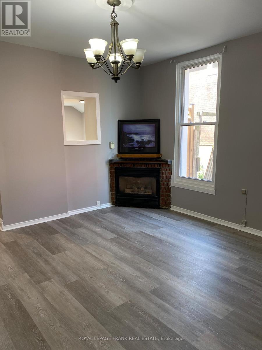 












297 SHERBROOKE STREET

,
Peterborough Central (North),




Ontario
K9J2N7

