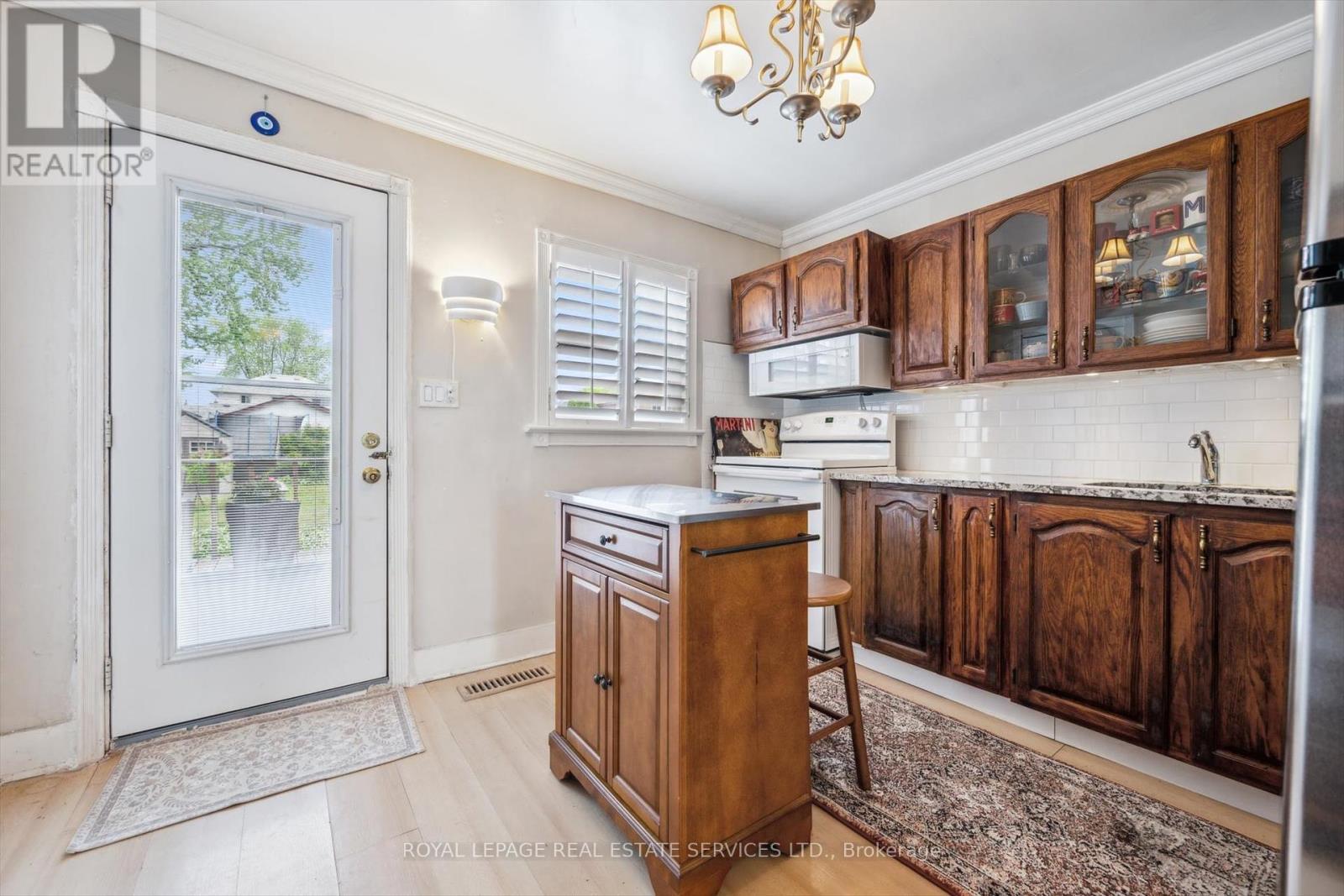 












1059 WESTMOUNT AVENUE

,
Mississauga,




Ontario
L5E1X5

