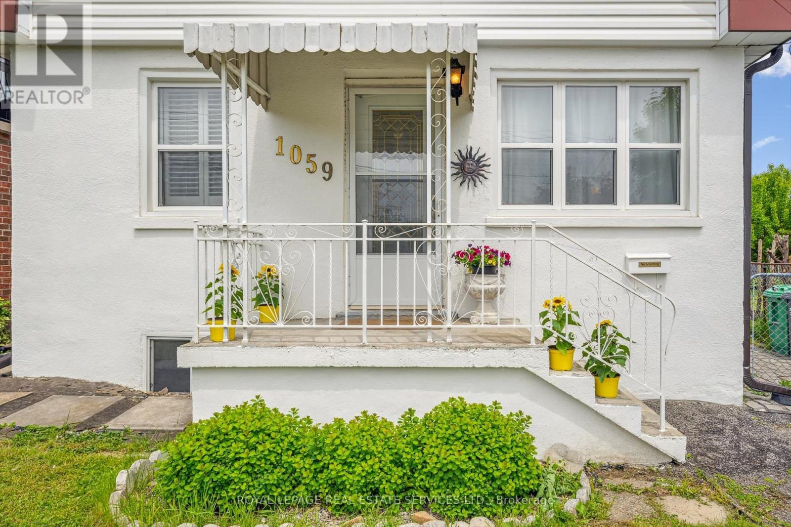 












1059 WESTMOUNT AVENUE

,
Mississauga,




Ontario
L5E1X5

