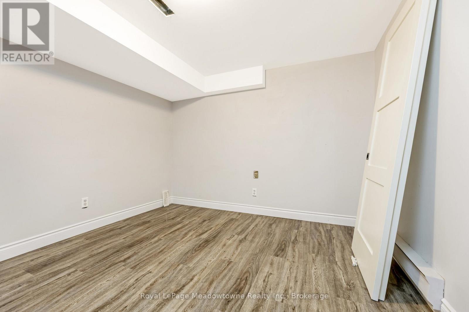 












30 CLUTHE CRESCENT

,
Kitchener,




Ontario
N2P1M8

