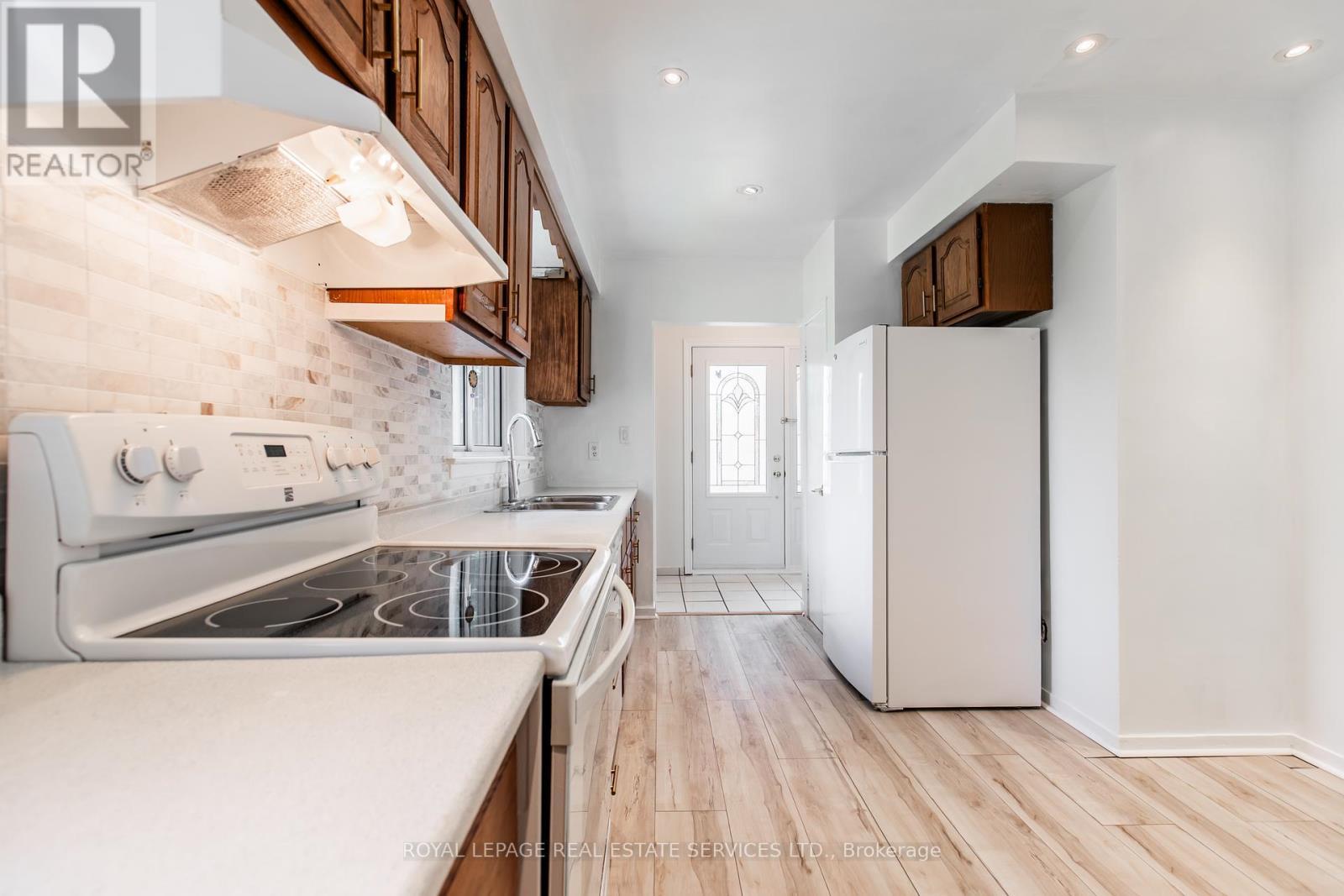












75 UPWOOD AVENUE

,
Toronto,




Ontario
M6L3A4

